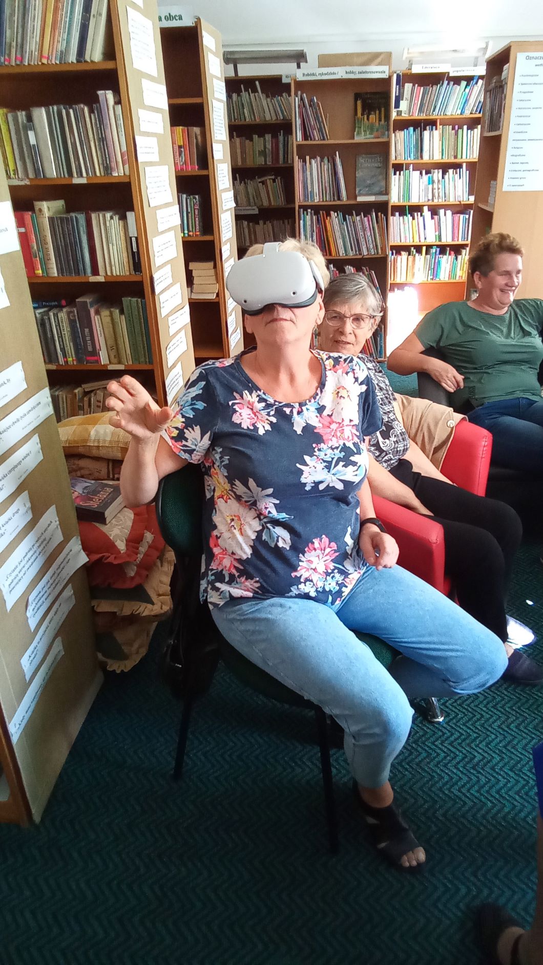 Pani L. żywo reaguje na oglądane obrazy wirtualnej rzeczywistości.