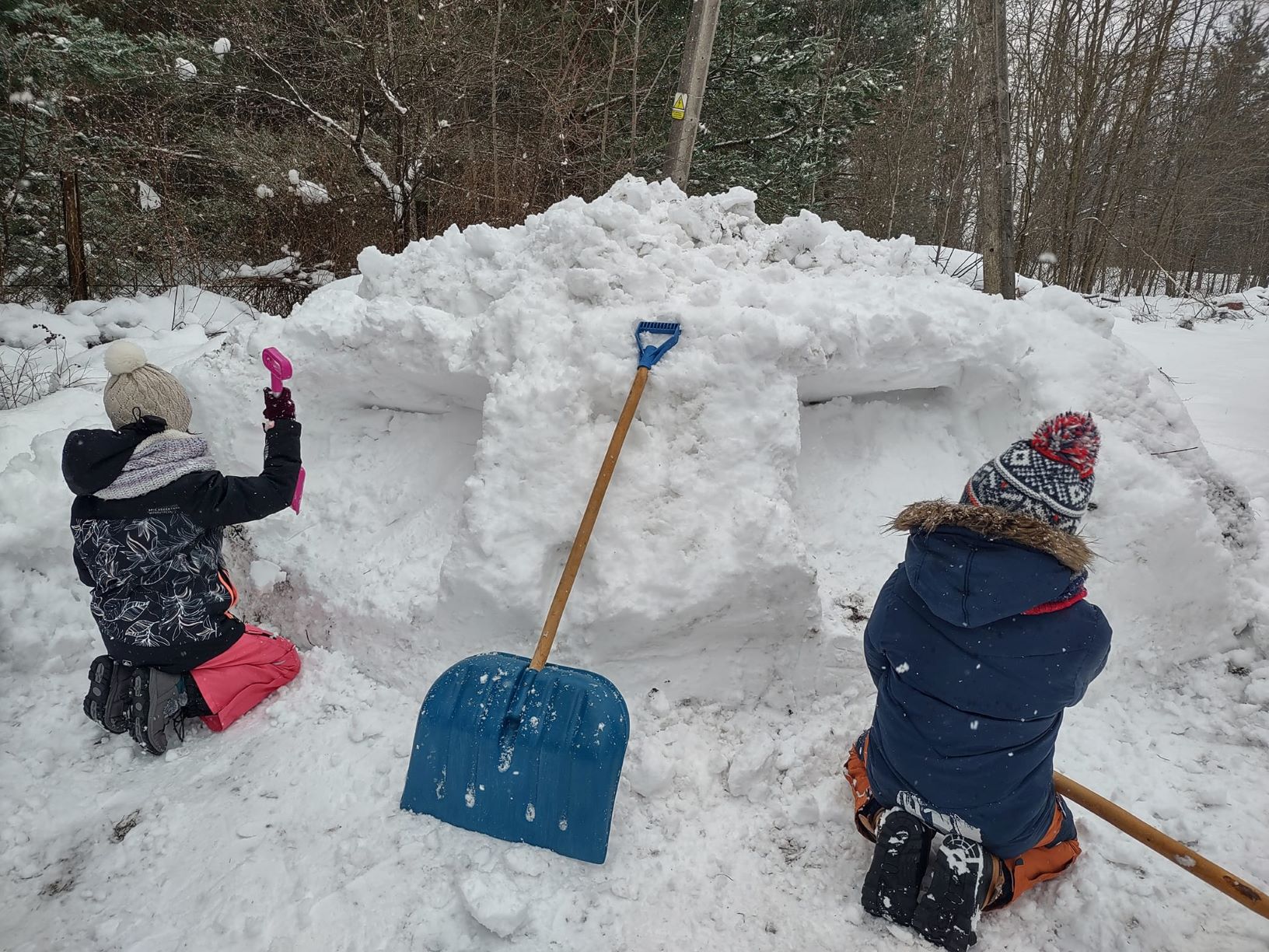 budowanie igloo ze śniegu