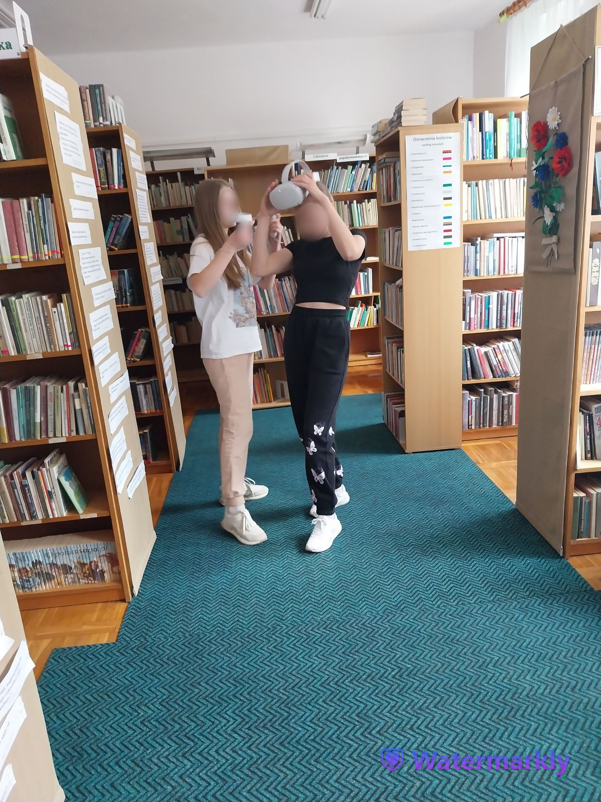 dwie dziewczyny rozmawiają o użytkowaniu gogli VR