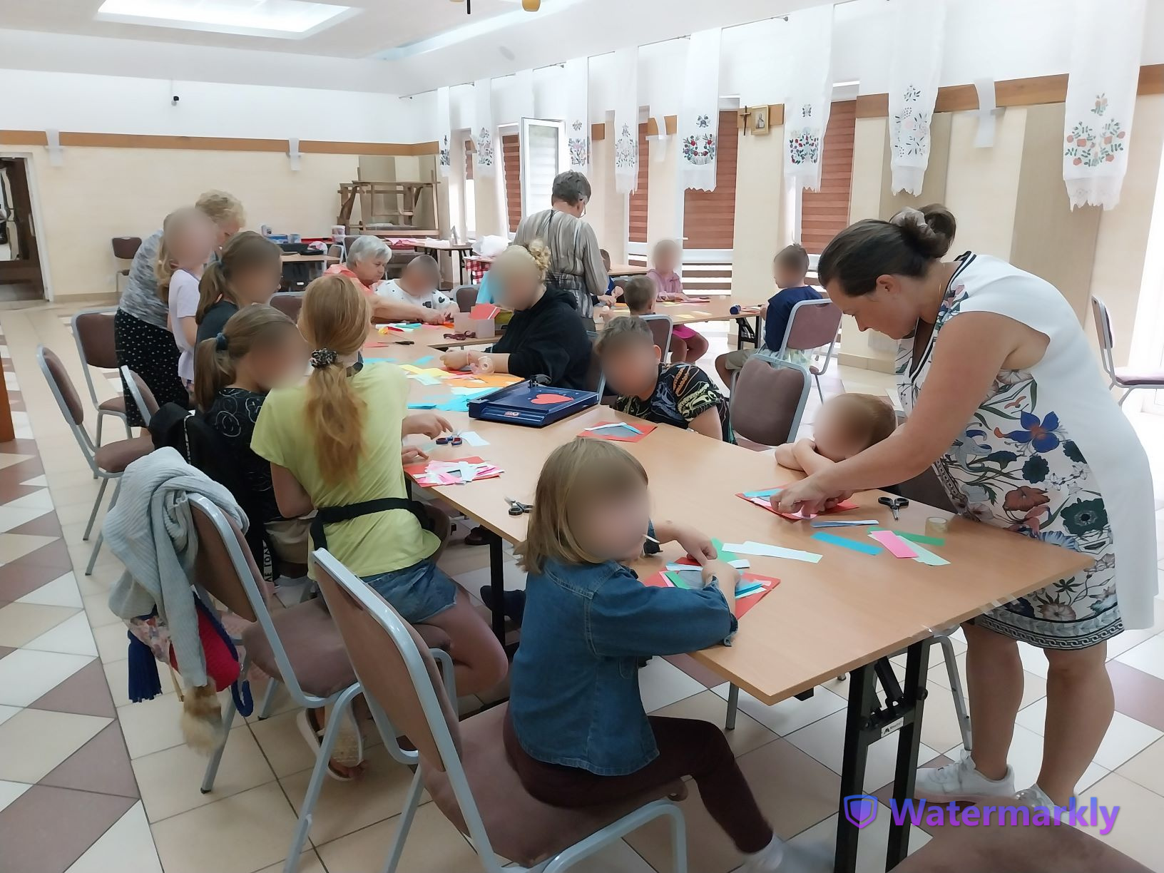 grupa uczestników Wakacji z SERCEM przy pracy
