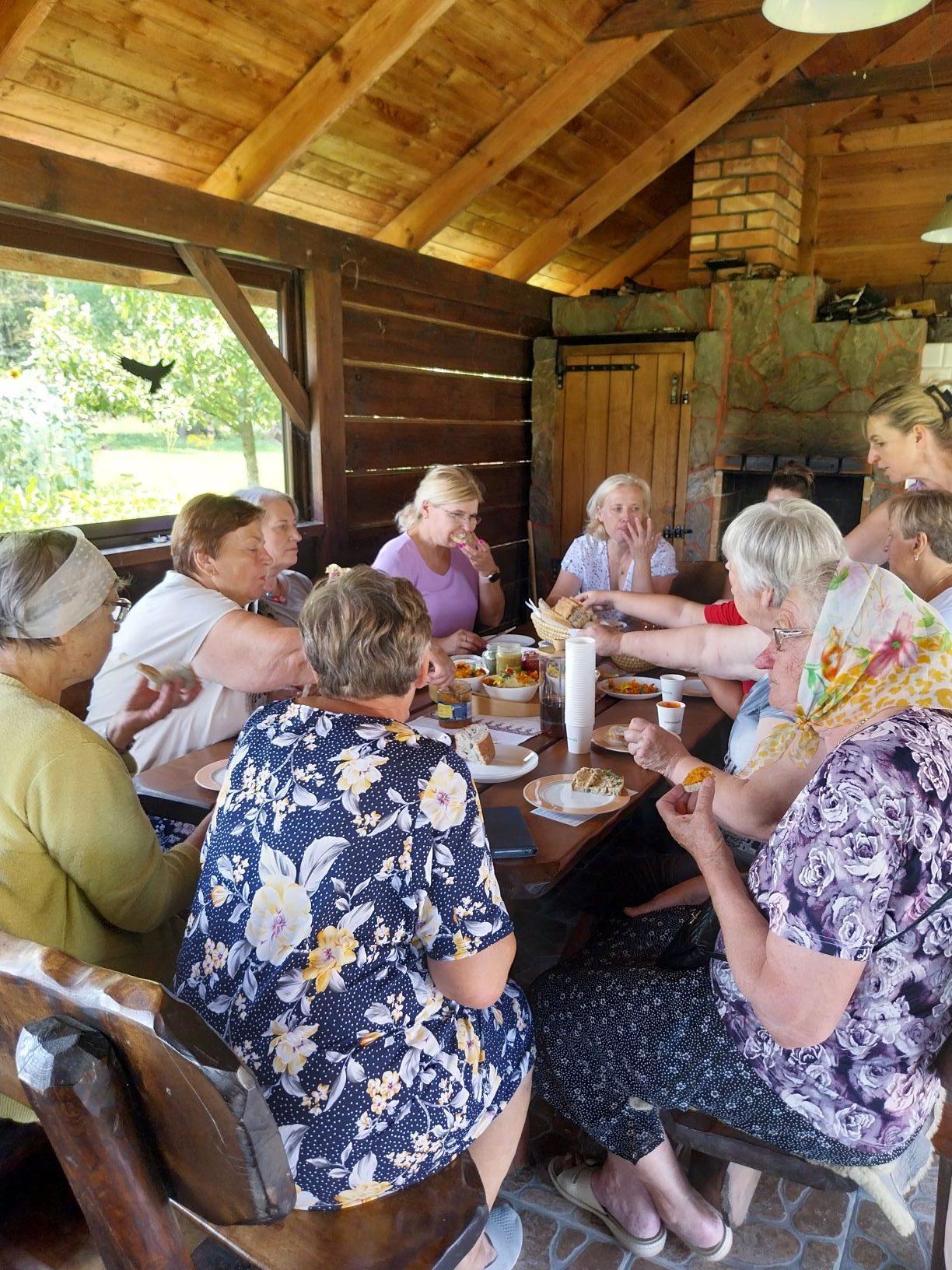 wspólne biesiadowanie, kosztowanie przygotowanych past