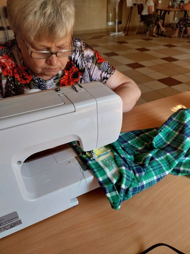 Pani Aleksandra zz pulpitem maszyny do szycia