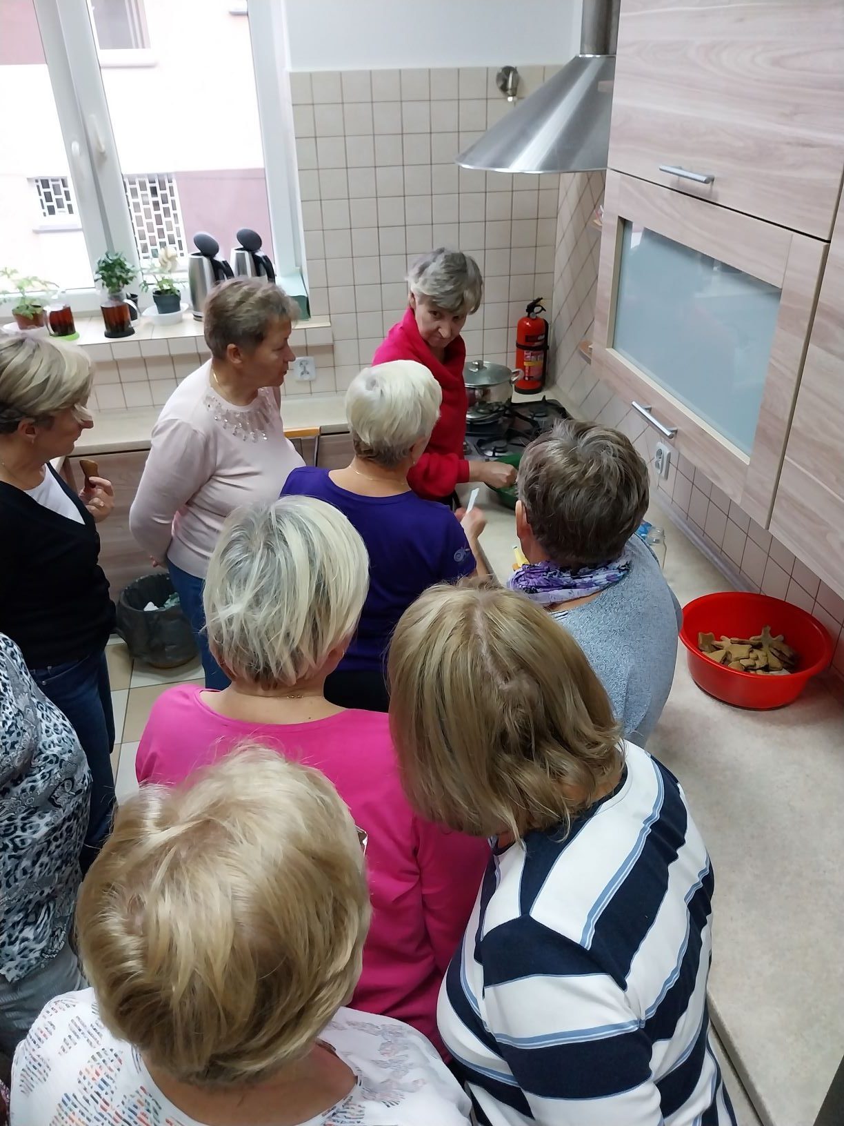 grupa kobiet w kuchni przygotowuje bazę na żelki tymiankowe