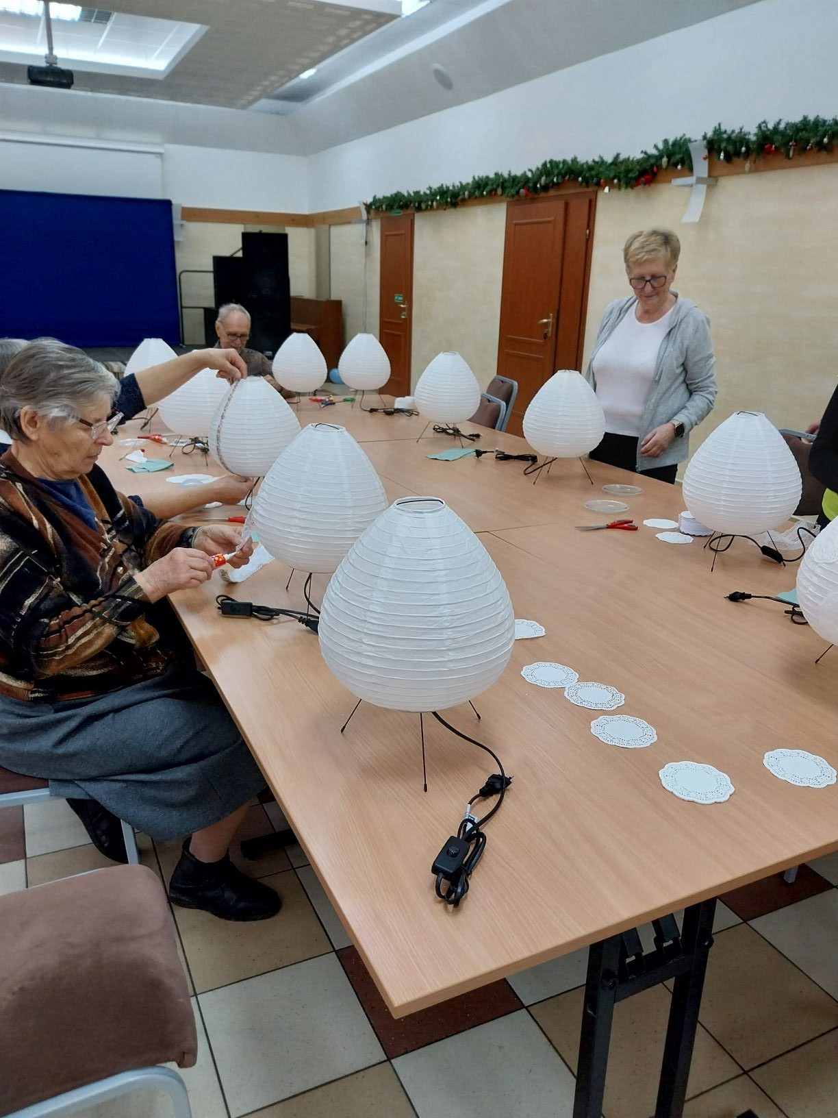 grupa uczestników przy pracy, upiększania abażurów lampy