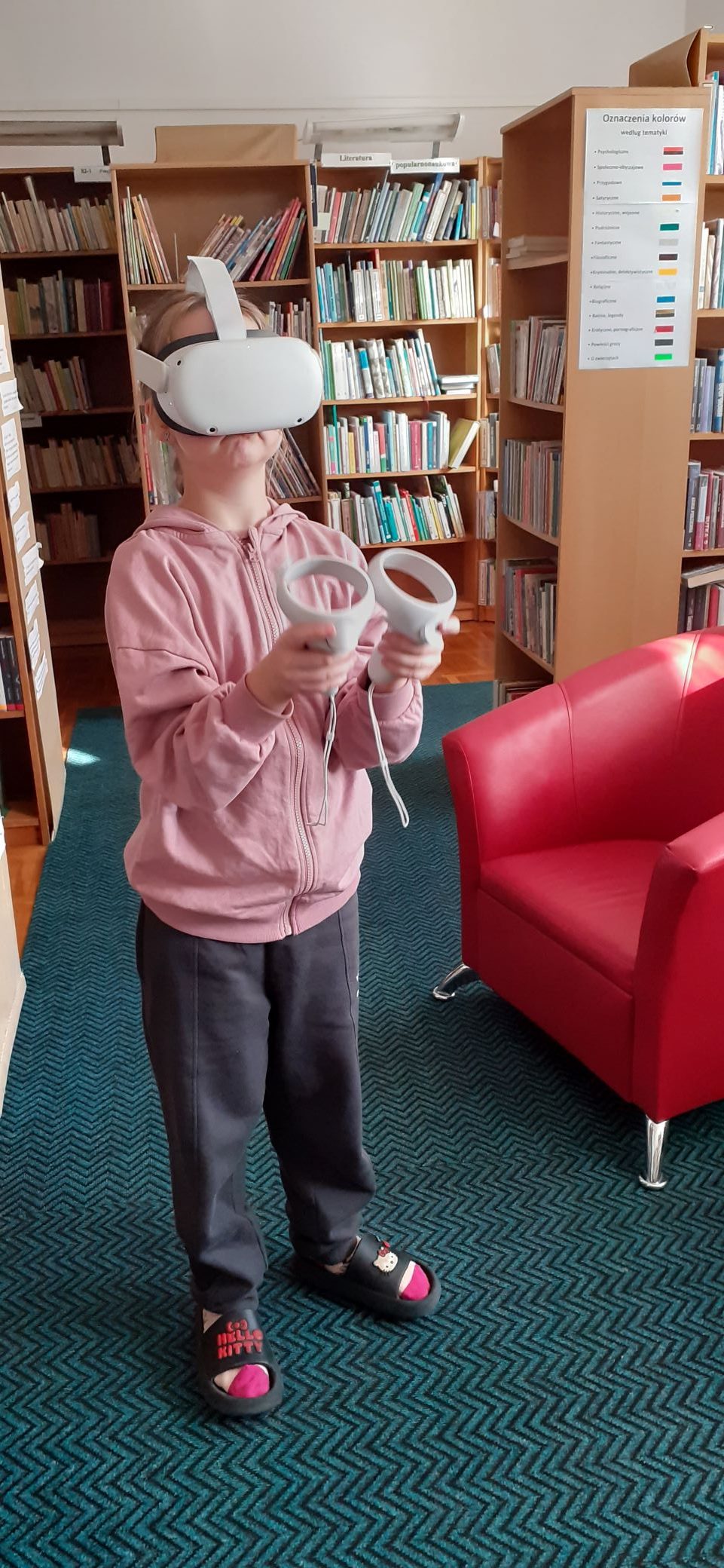 dziewczynka w okularach VR uczestniczy w zabawie na śniegu
