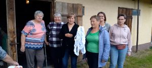 Uczestniczki warsztatów z przygotowaną osnową na chodniki.