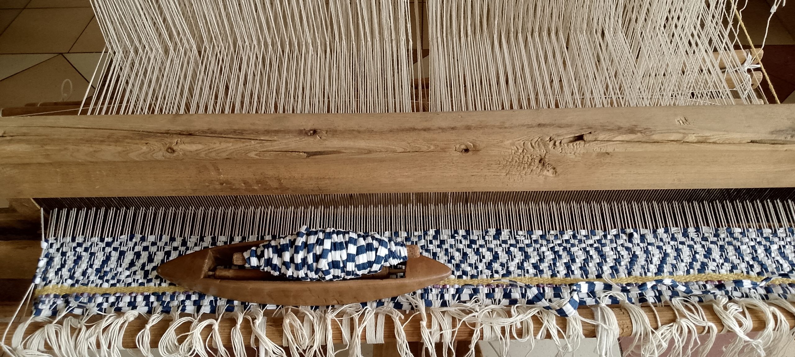 Pierwszy kolorowy rządek naszego chodnika.