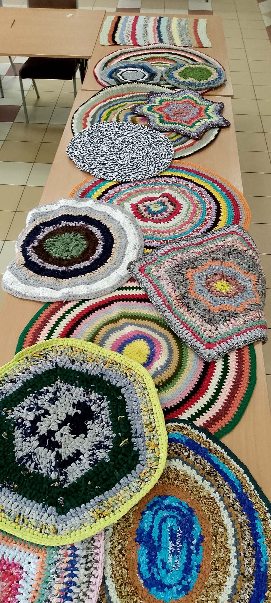 Chodniczki wydziergane przez uczestniczki warsztatów.