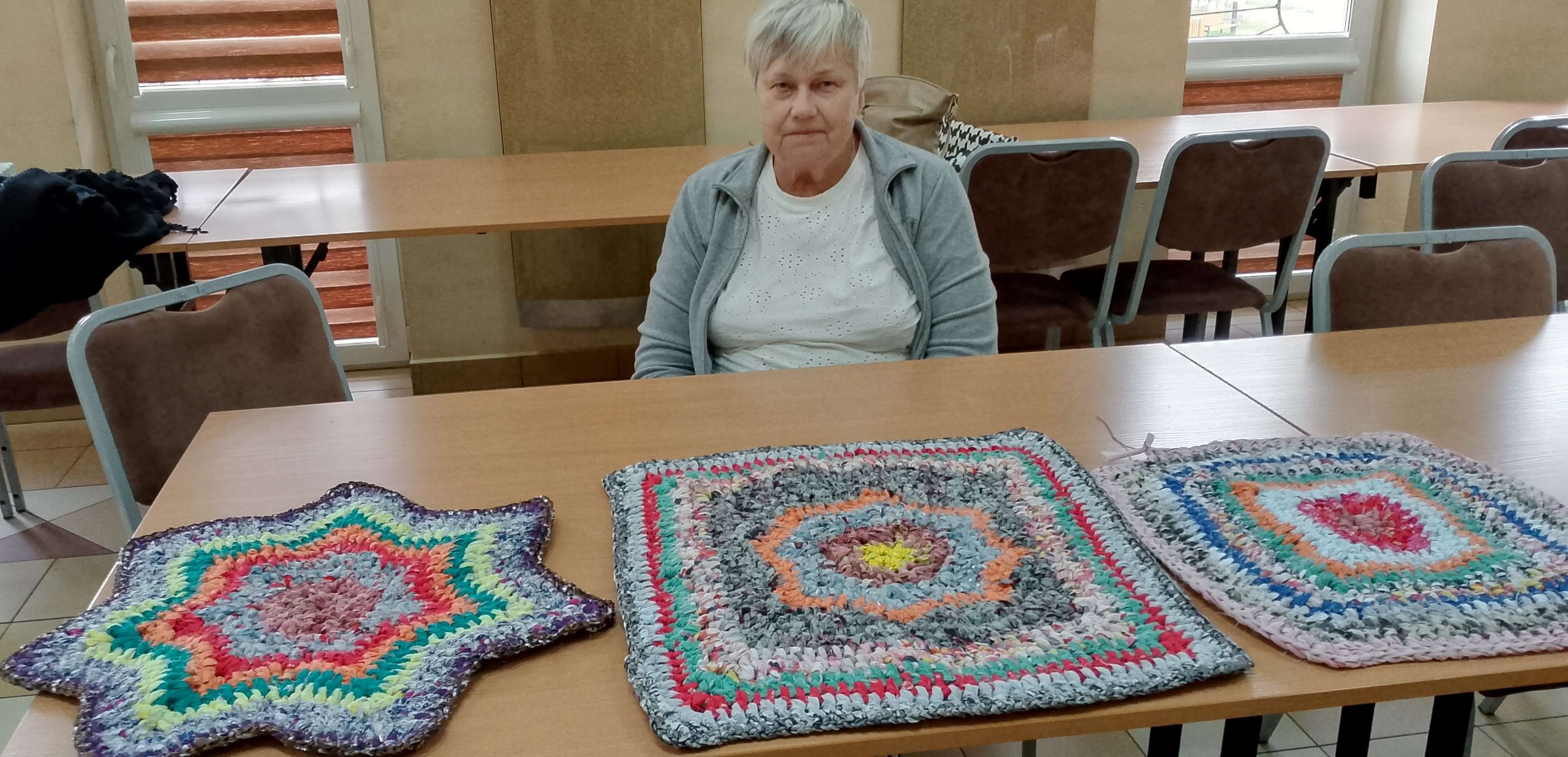 Uczestniczka prezentuje swoje chodniczki.