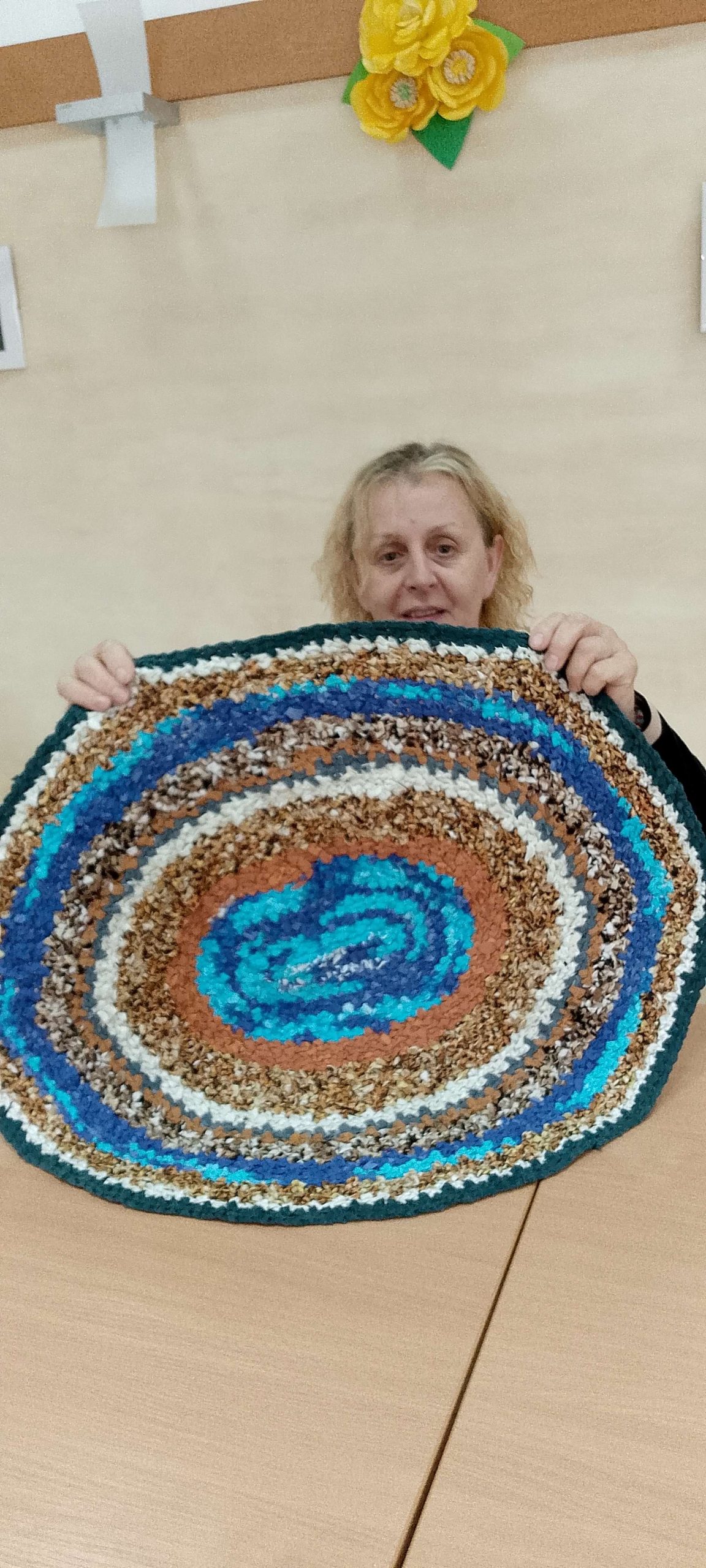 Uczestniczka prezentuje swój chodniczek.