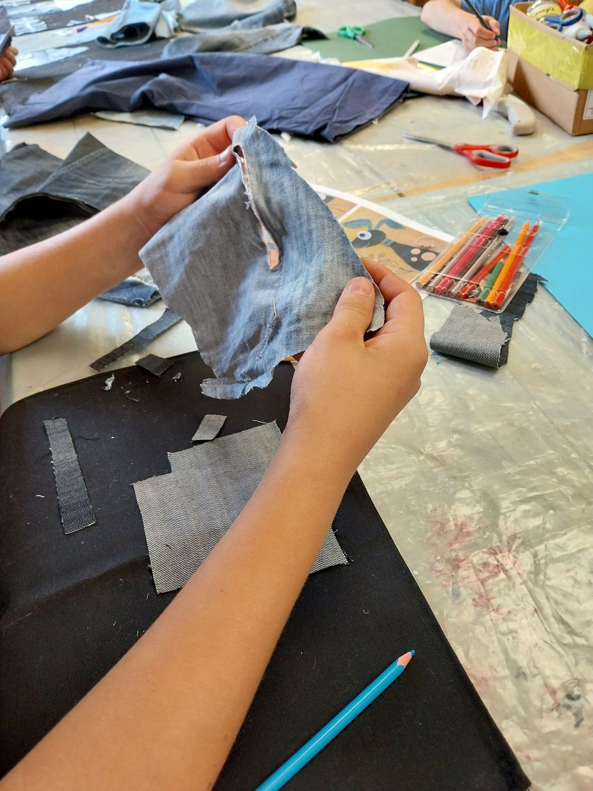 na stole leży wiele skrawek materiału, z których można tworzyć dzisiejsze dzieła