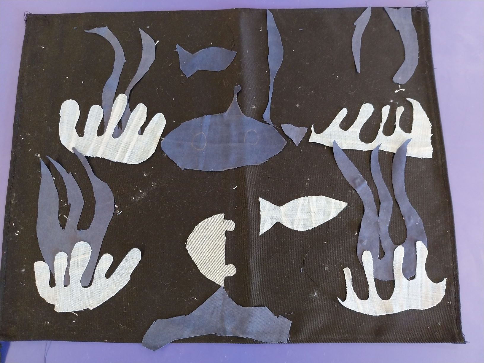 prezentacja obrazu - Morze, na którym widać rybki i wodorosty oraz zatopiony statek