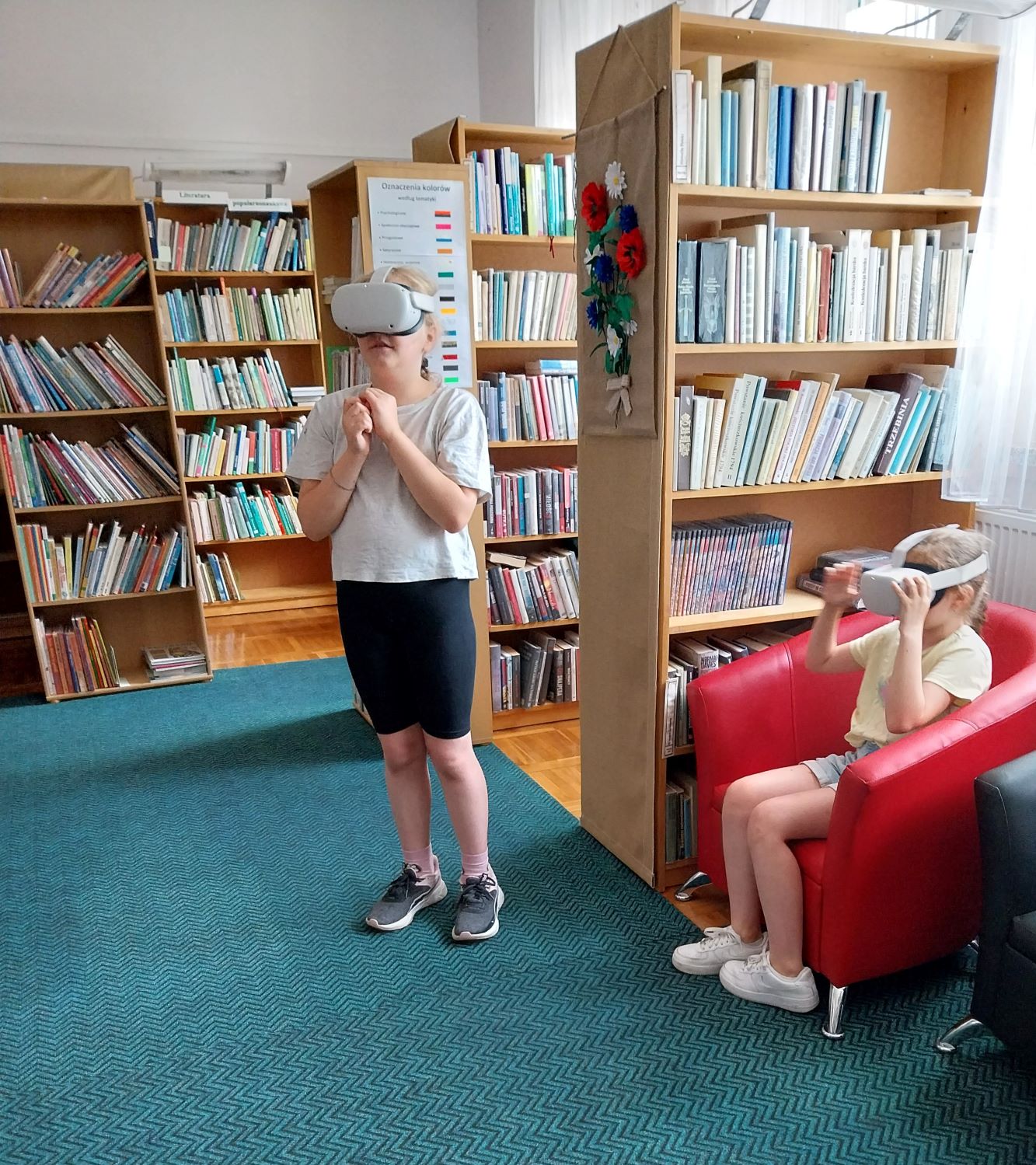 dwie siostry mają założone gogle VR i szusują w wirtualnym świecie