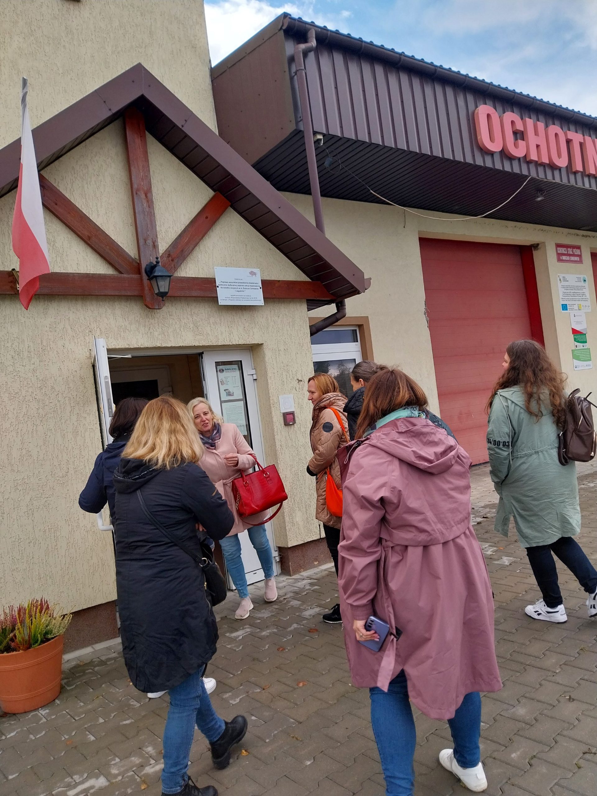 przed budynkiem domu kultury w Dubiczach stoi 5 osobowa grupa kobiet, uczestniczek wizyty studyjnej