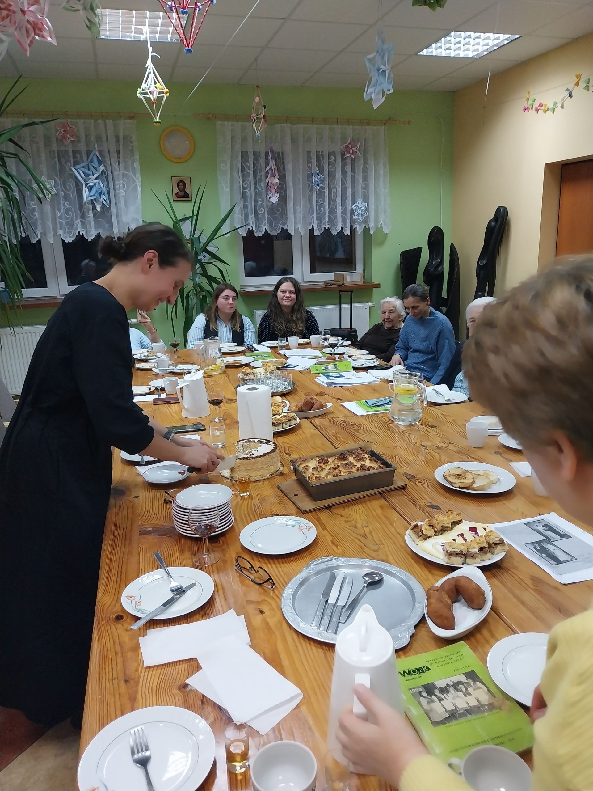 Amelia kroi upieczony korowaj i Marcinka - tradycyjny produkt lokalny.
