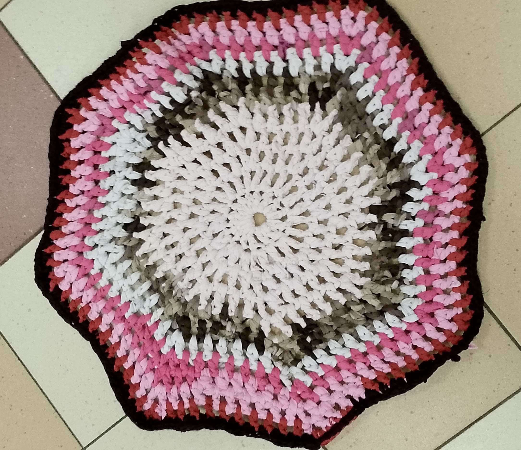 Kolorowy szydełkowy dywanik ze szmatek.