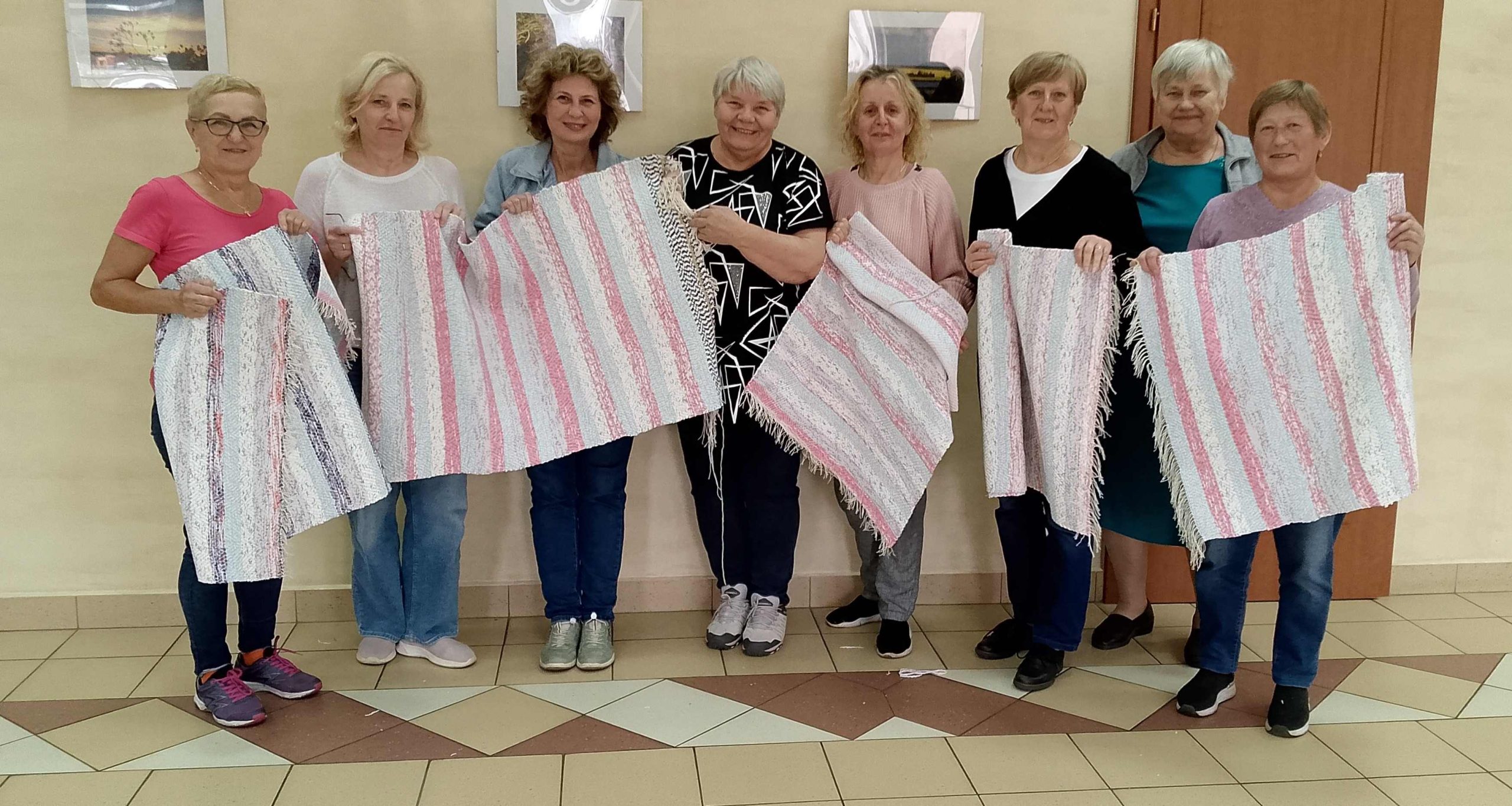 Uczestniczki projektu prezentują wytkane chodniki.