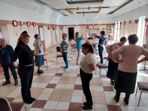 Grupa kobiet uczestniczy w zabawie "lustrzane odbicie"