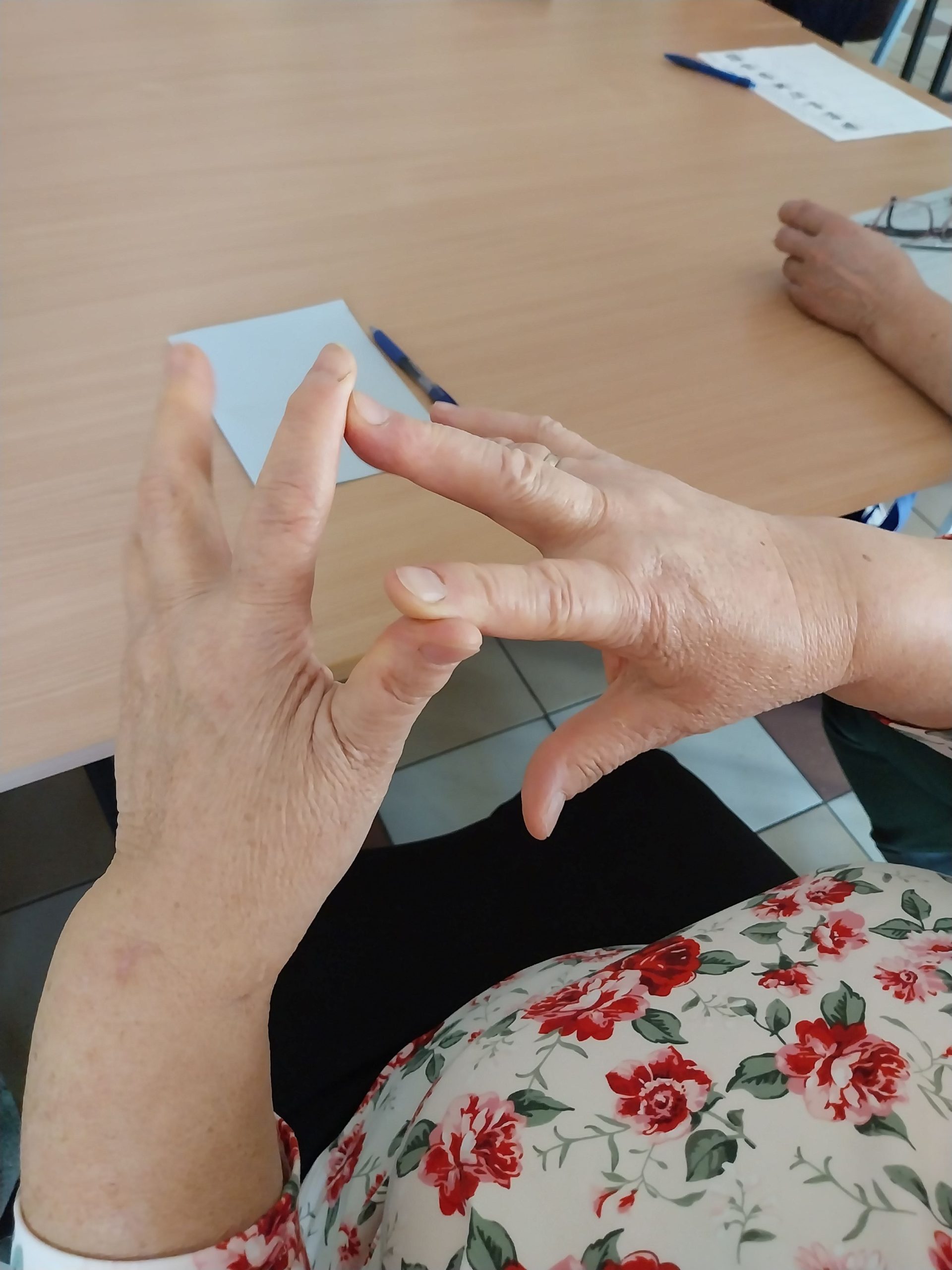 Pani M. trenuje palce rąk, poprzez dotykanie kciukiem opuszków kolejnych palców