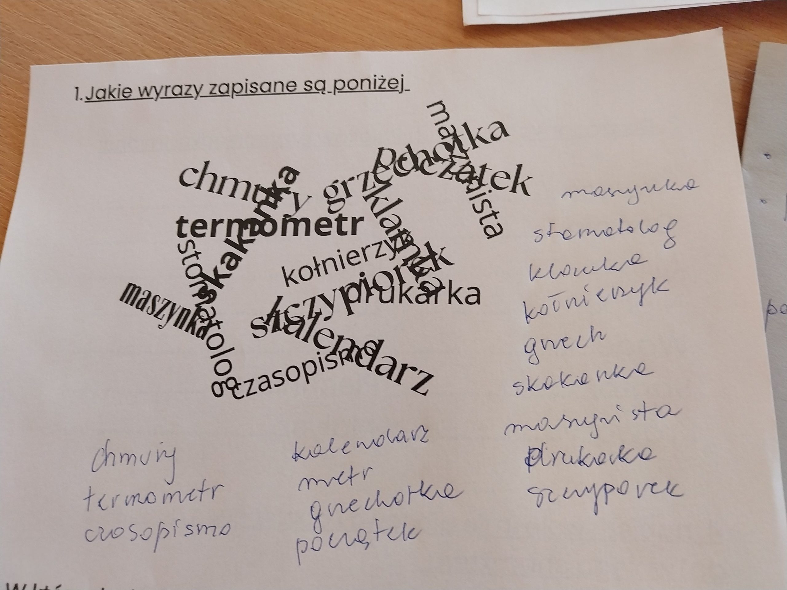 na stole leży karta zadaniowa - rozpoznaj i zapisz