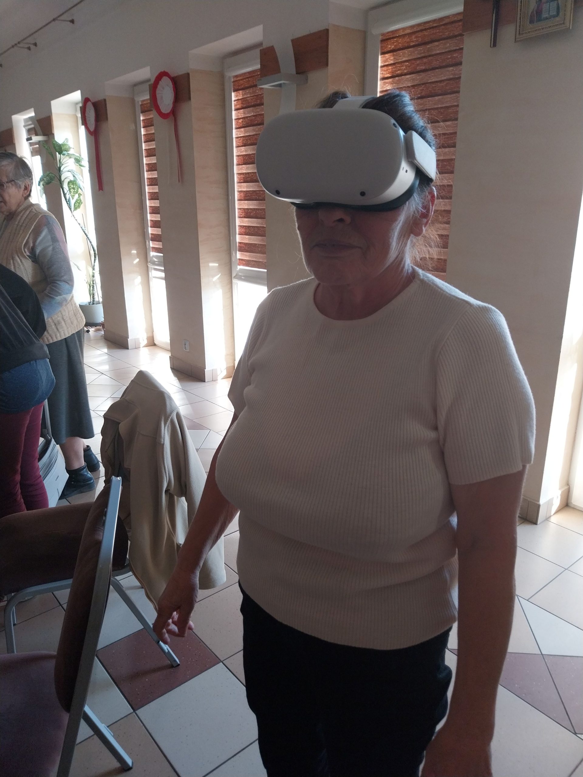 układanie puzzli wirtualnych. Zadanie wykonywane na stojąco. Po raz pierwszy gogle VR założone i jest duże przeżycie.