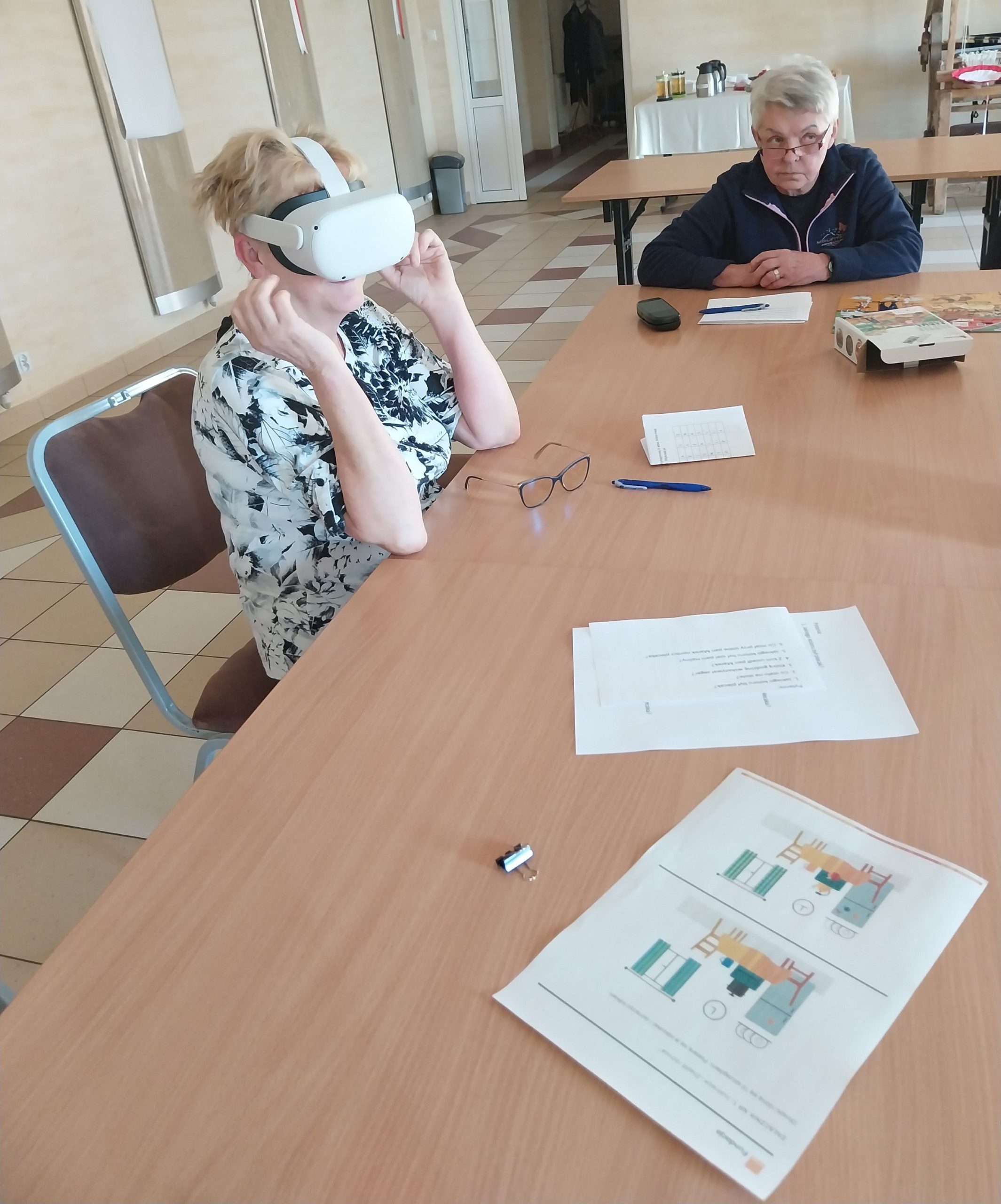 układanie puzzli wirtualnych. Uczestniczka siedzi na krześle, druga obserwuje jej ruchy i zachowabnie