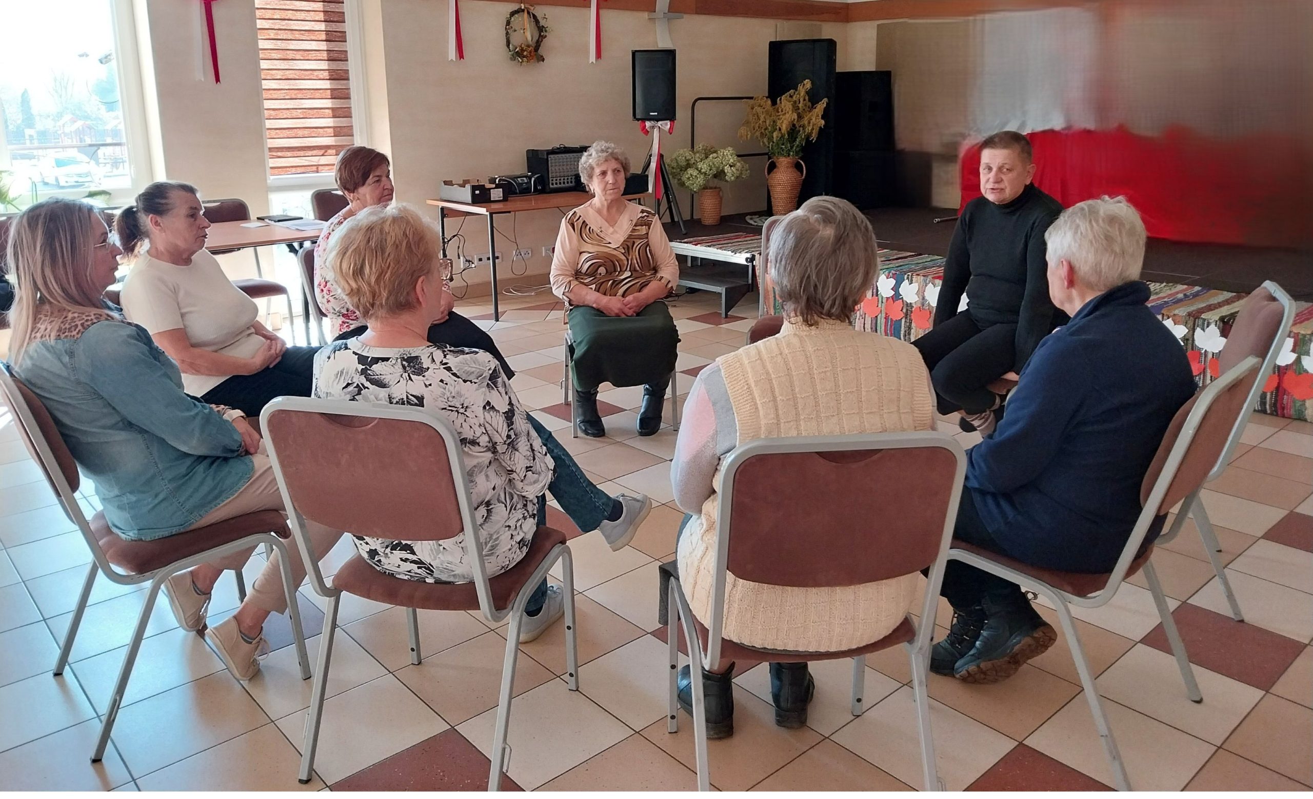 grupa kobiet siedzi w kręgu i rozmawia o sobie