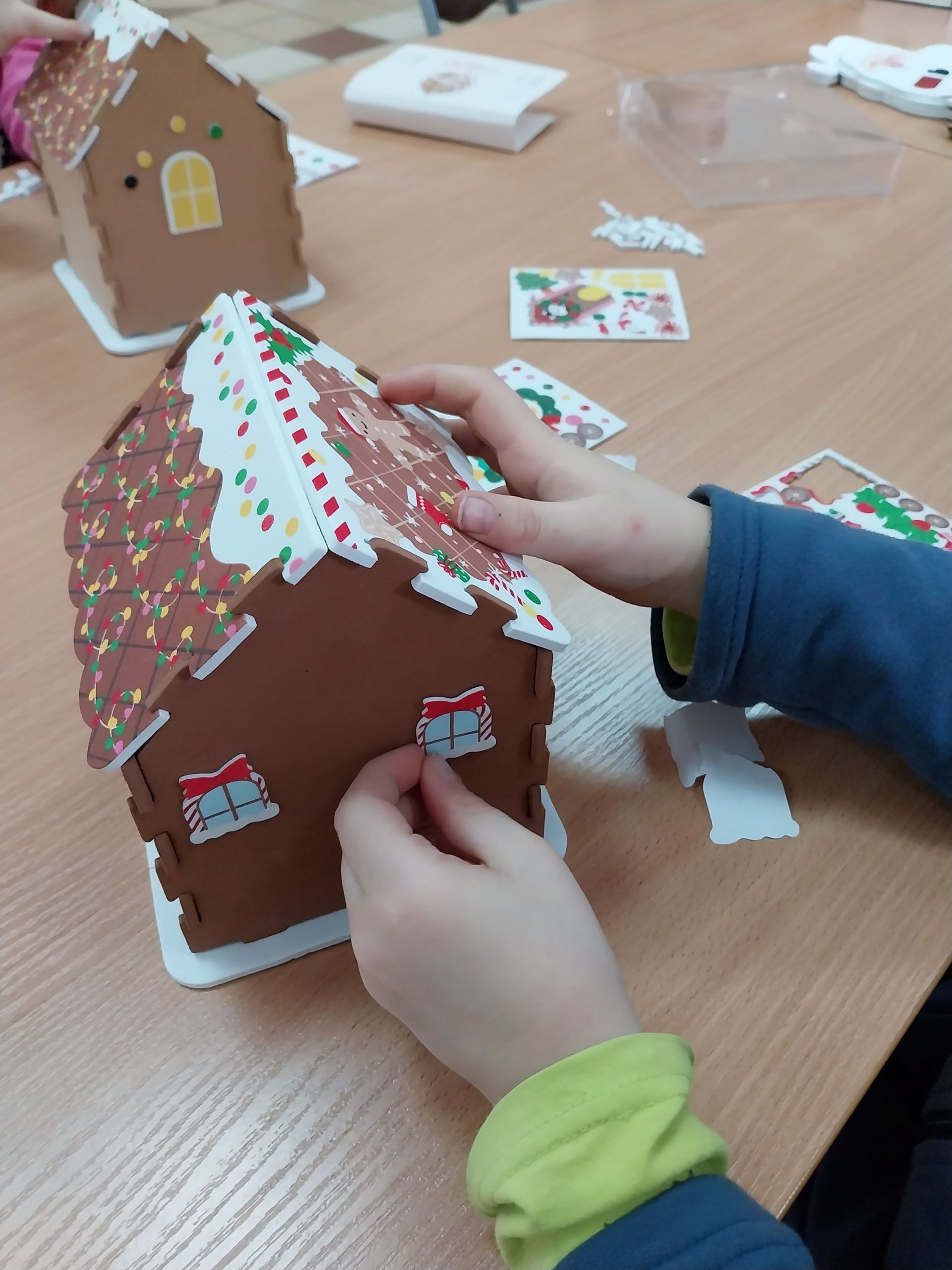 dziewczynka dekoruje dom dla Bałwanka Cynamona