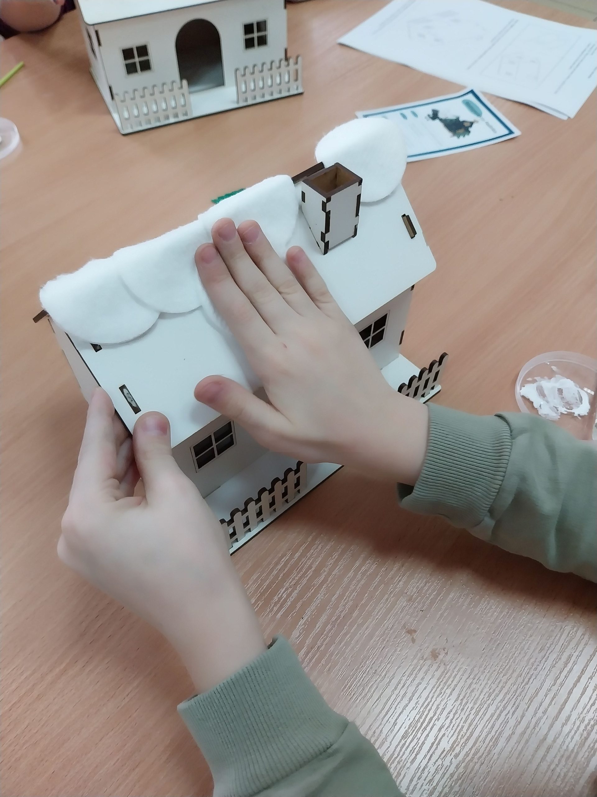 przyklejanie płatków kosmetycznych na dachu domku dla Liska Fiorda