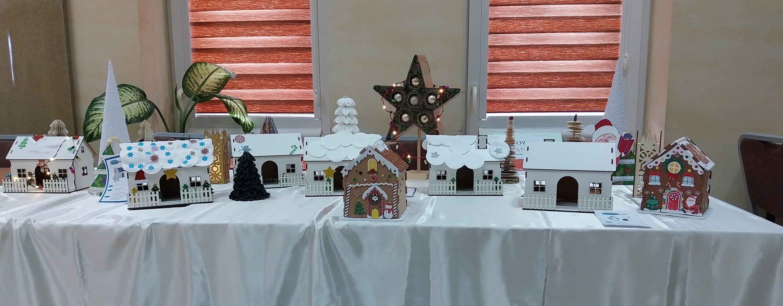 prezentacja Wioski Świątecznych Stworzeń (domki, drzewa, gwiazda ) a w tle świąteczna muzyka.