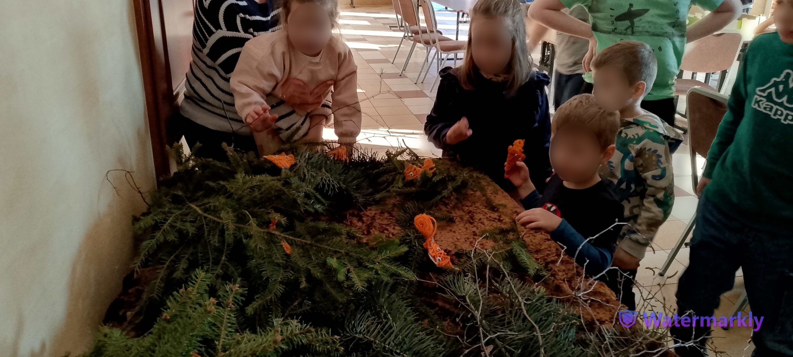 Dzieci ustawiają rude liski