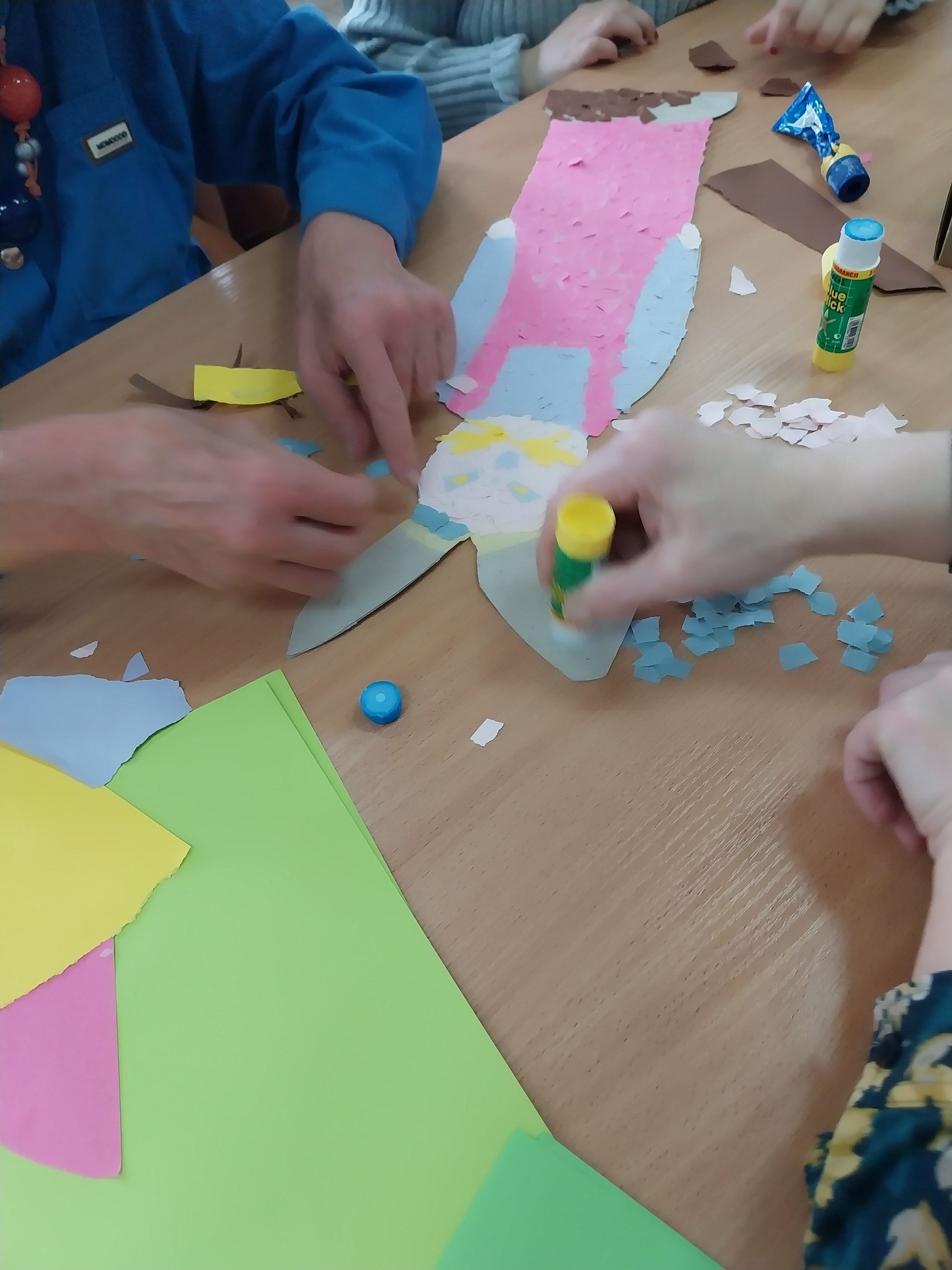 Zdobienie zająca techniką wydzieranki.