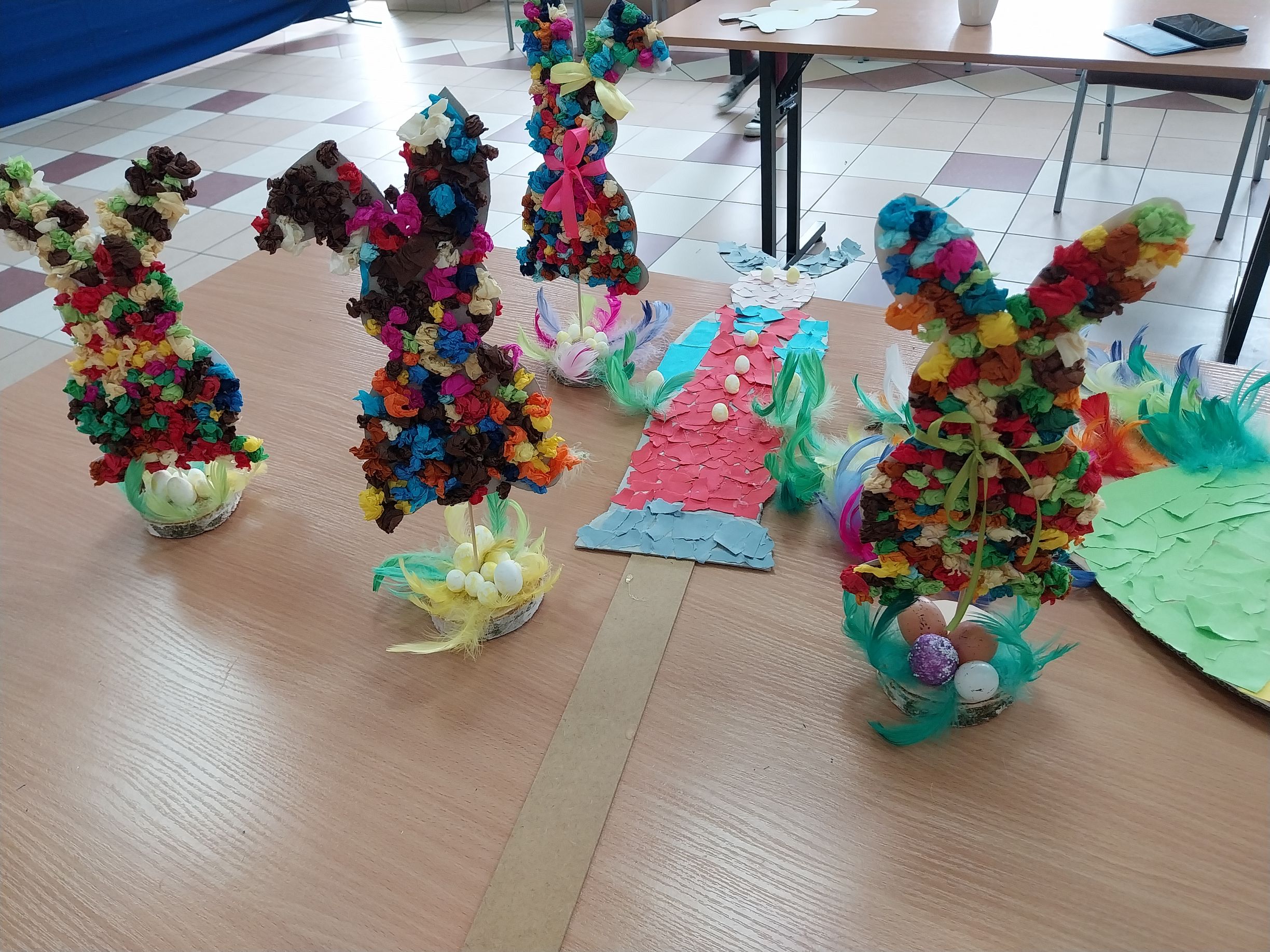 Zajączki z kolorowych bibułkowych kulek.