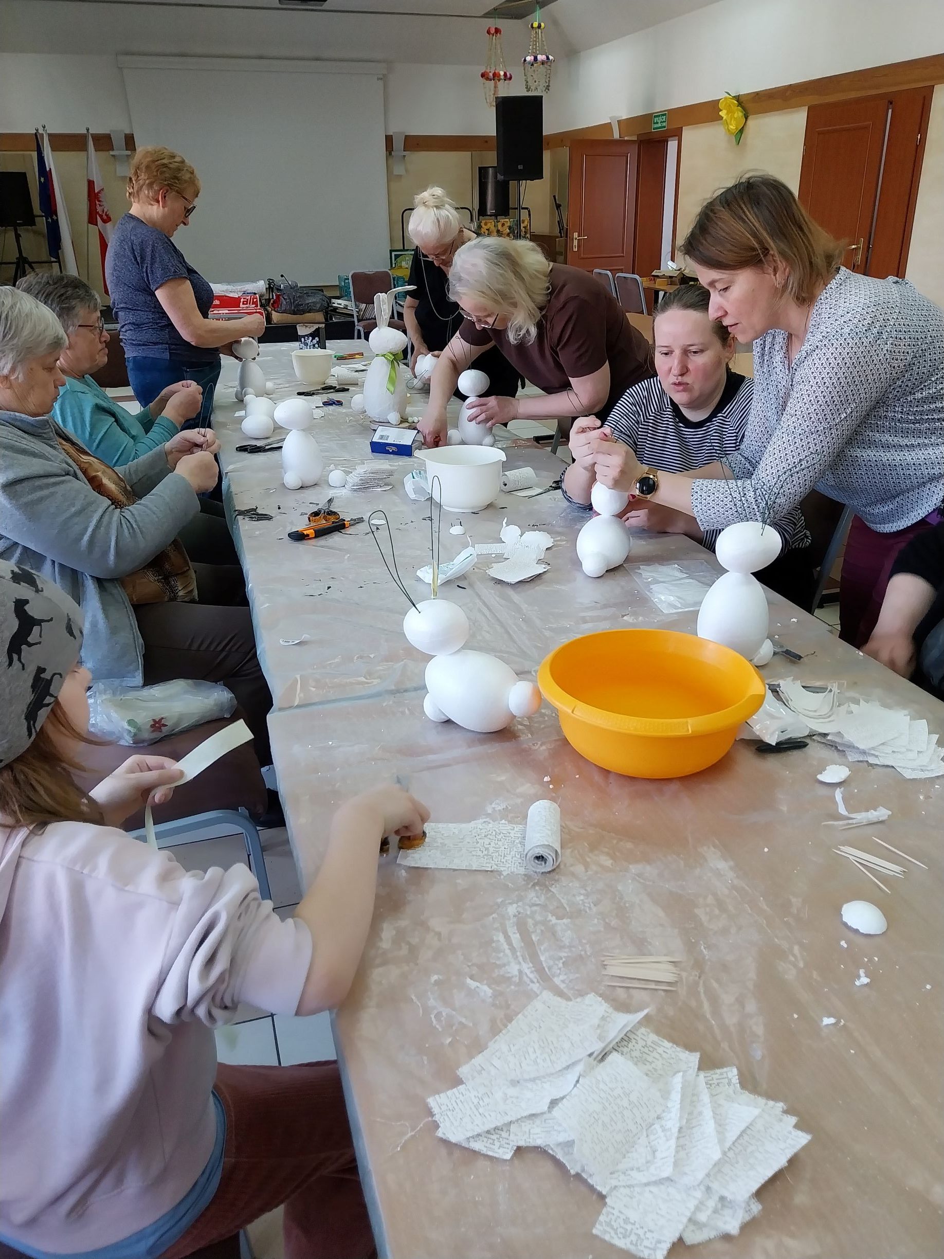 Gipsowe zające w wykonaniu seniorek.