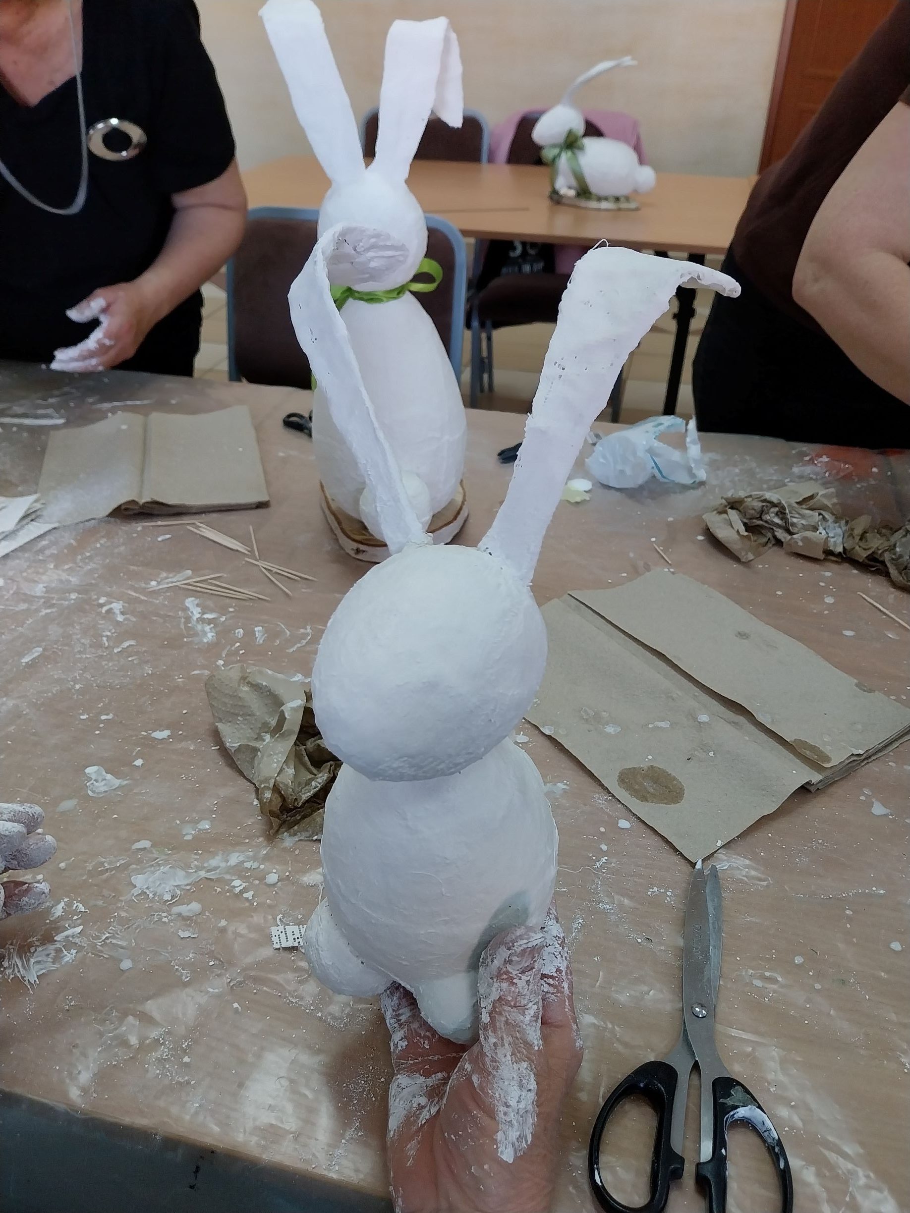 Gipsowe króliczki w wykonaniu seniorek.
