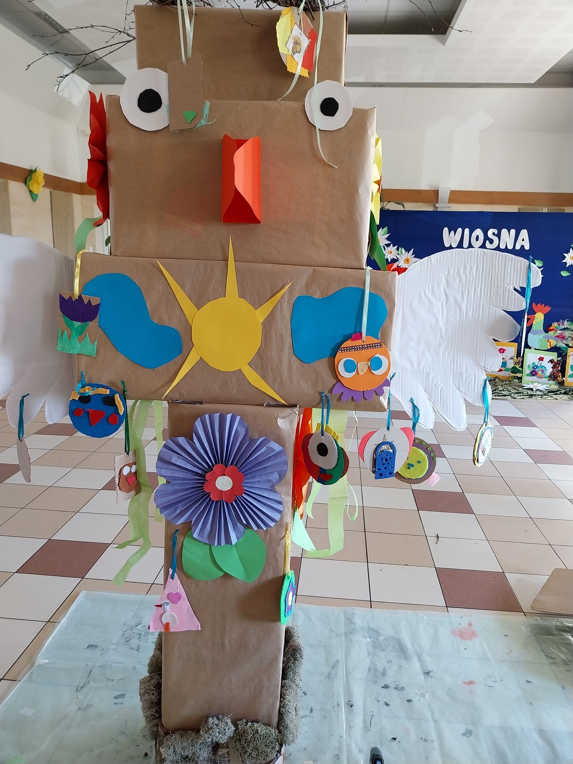 widok profilowy na powstający totem. Bocian ma już skrzydła, dziób i oczy