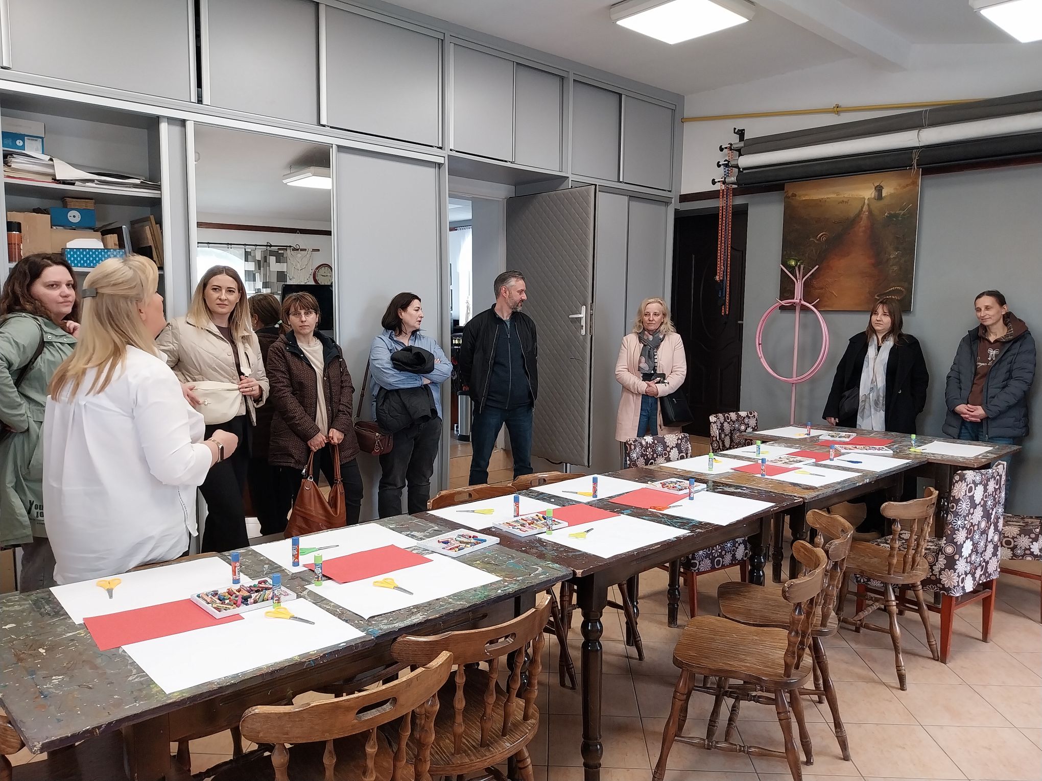 grupa uczestników wizyty studyjnej zwiedza dom kultury w Niedrzwicy