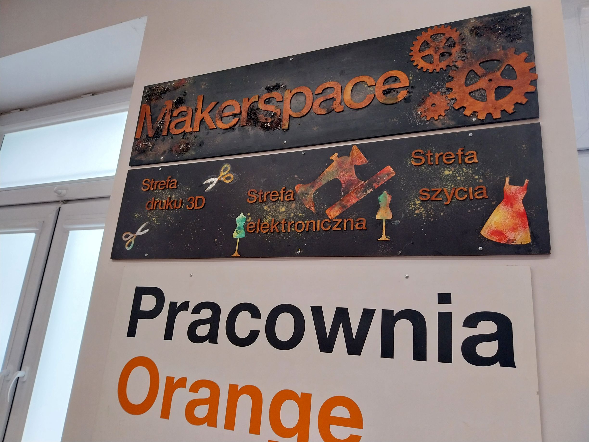 tablica infromacyjna Pracowni Orange w Niedrzwicy - filia na dworcu PKP