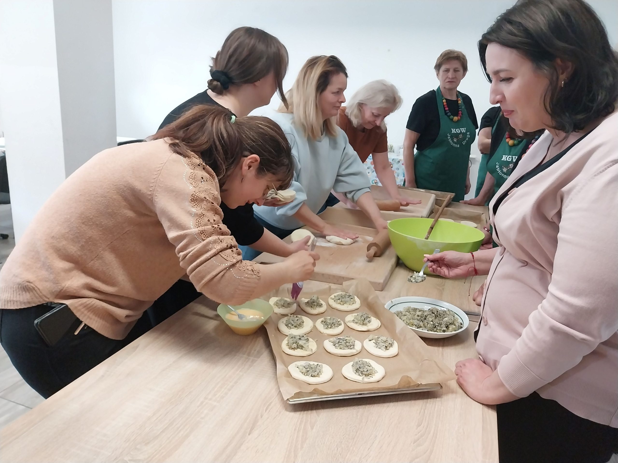 Warsztaty kulinarne prowadzone przez Koło gospodyń. Wyrabianie cebularzy