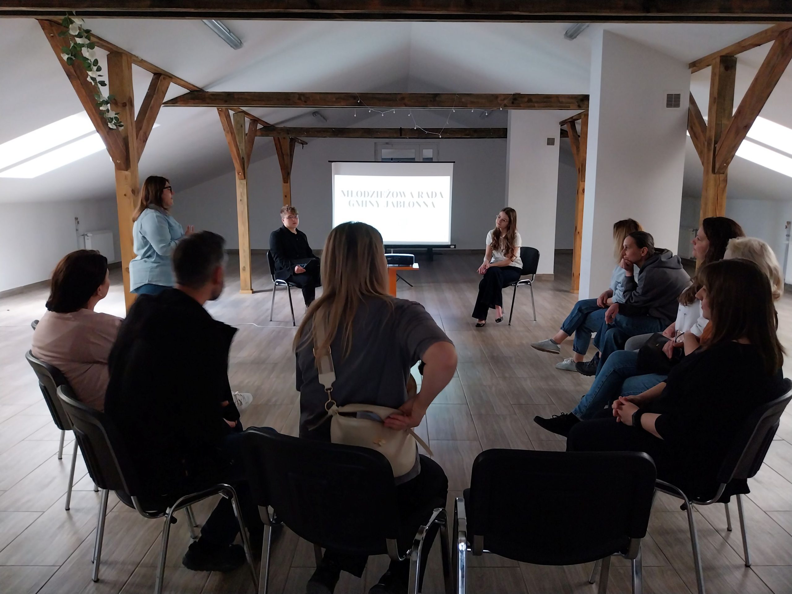 Grupa uczestników wizyty studyjnej przysłuchuje się prezentacji Młodzieżowej Rady Gminy Jabłonna