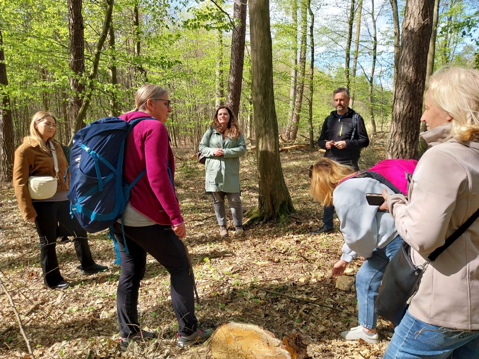 zajęcia w lesie w ramach kąpieli. Grupa uczestników przygotowuje się do obserwacji ściółki leśnej