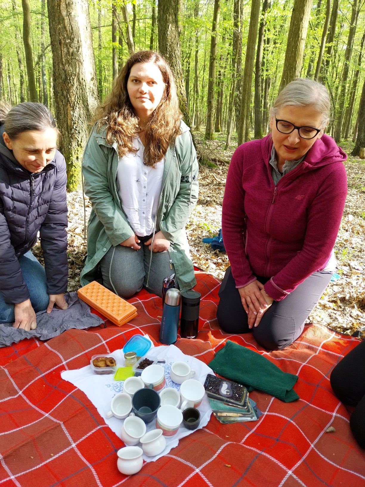 Degustacja ziołowych naparów pośród leśnego szumu drzew
