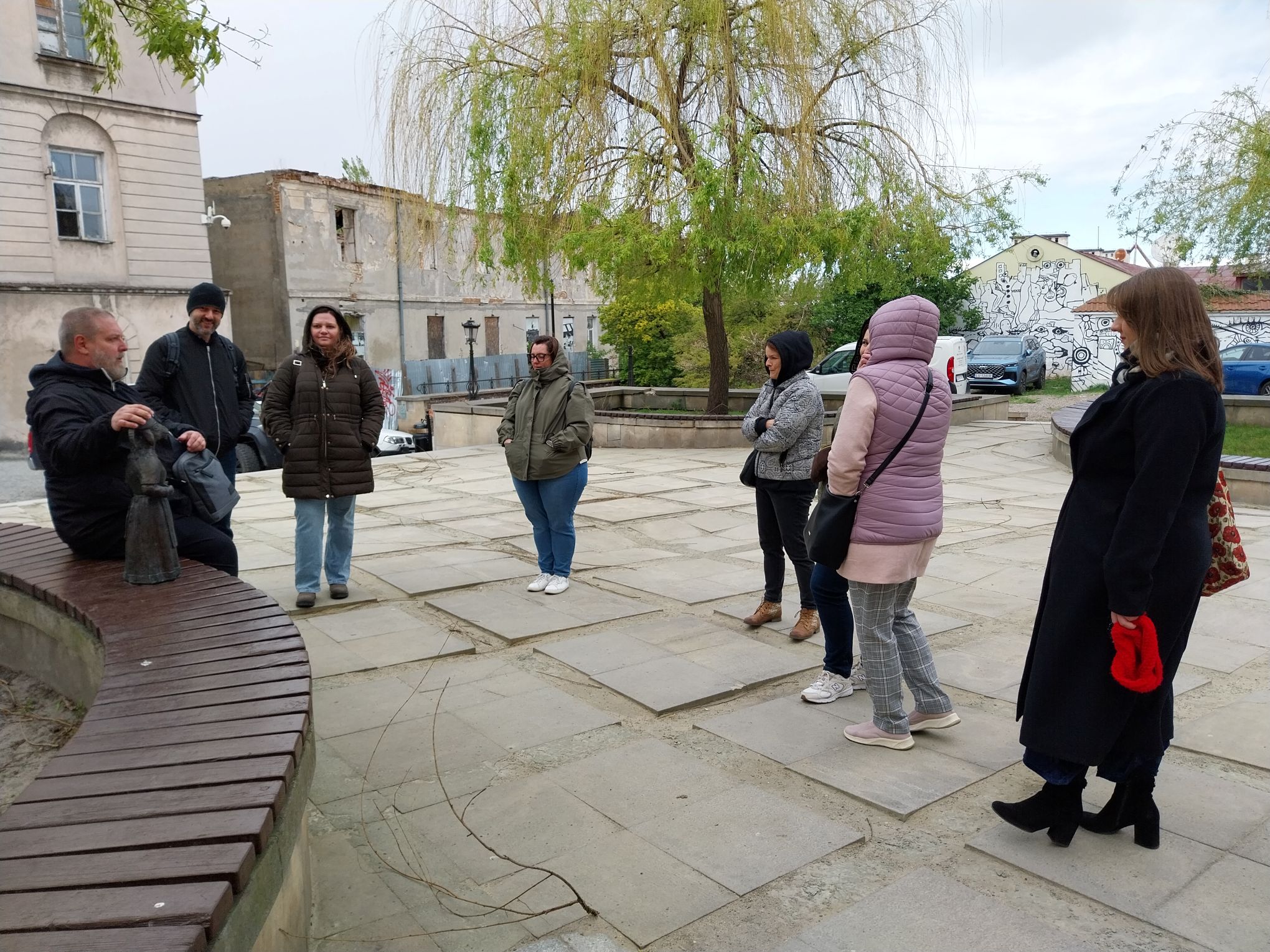 Grupowe zwiedzanie Lublina z przewodnikiem. Zacieśnianie przyjaźni pomiędzy uczestnikami wizyty studyjnej.
