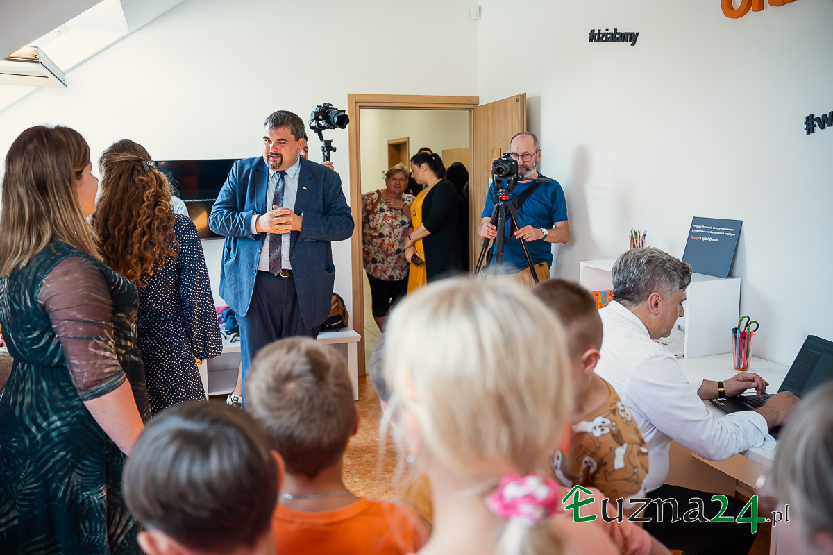 Grupa osób w Pracowni Orange.