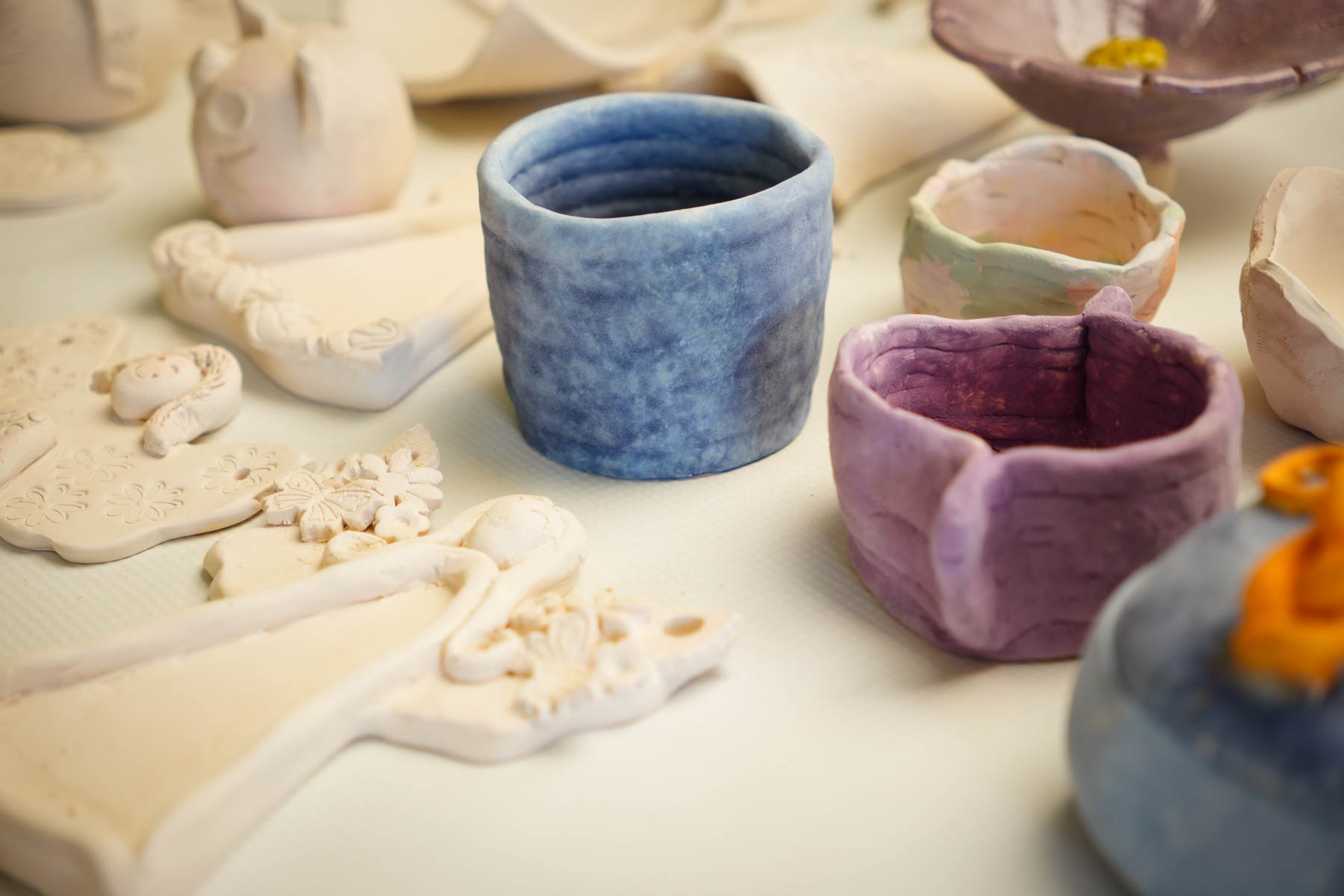 zdjęcie glinianych wyrobów: miski, pojemniki