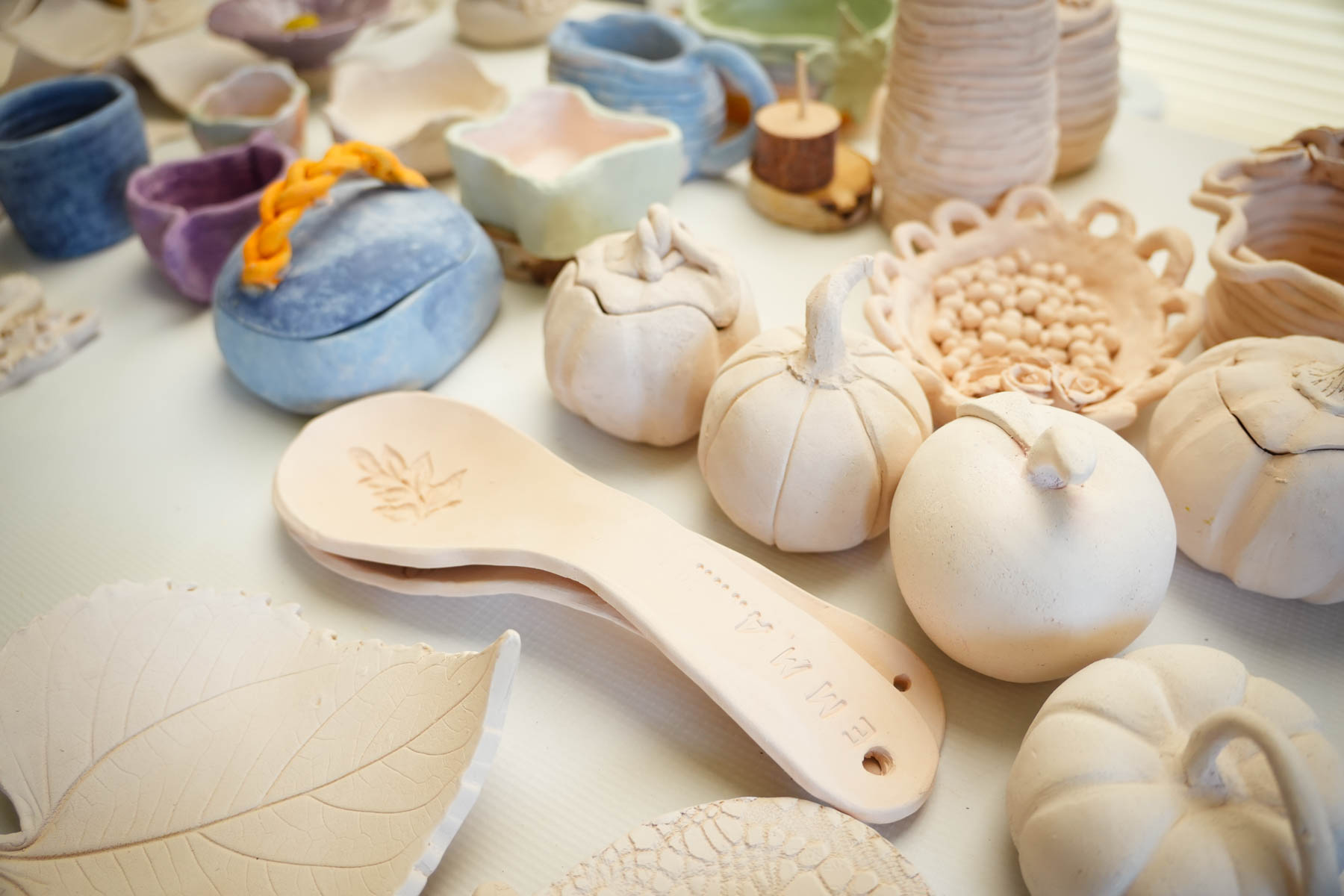 zdjęcie gotowych prac z gliny: łyżki, dynie