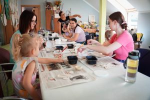 Uczestnicy pracują z gliną.