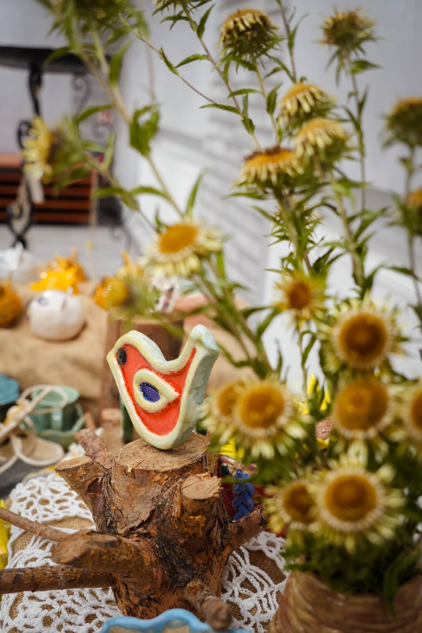 zdjęcie stołu pełnego dekoracji i prac ceramicznych