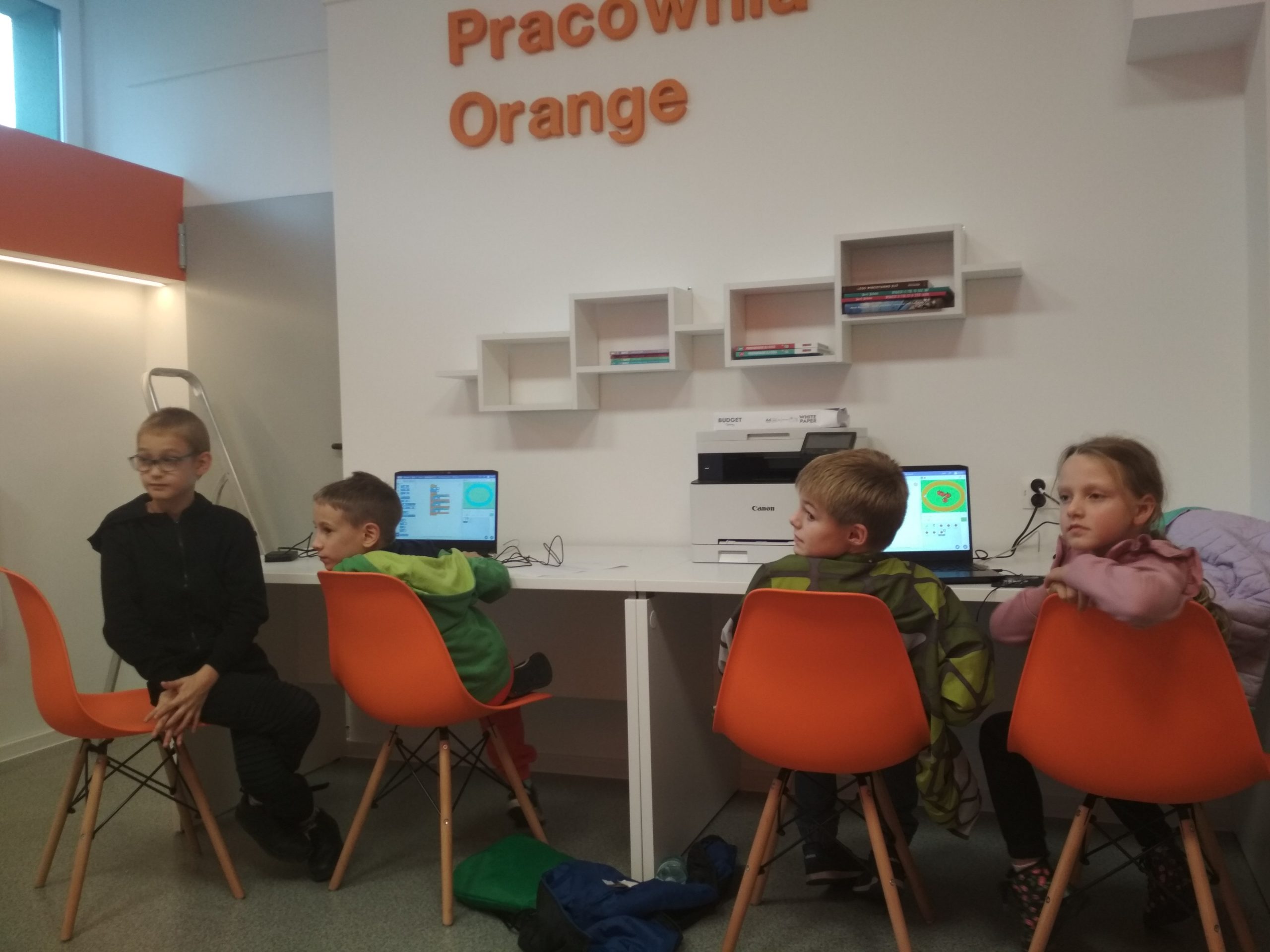 czwórka dzieci na zajęciach z kodowania w pracowni orange