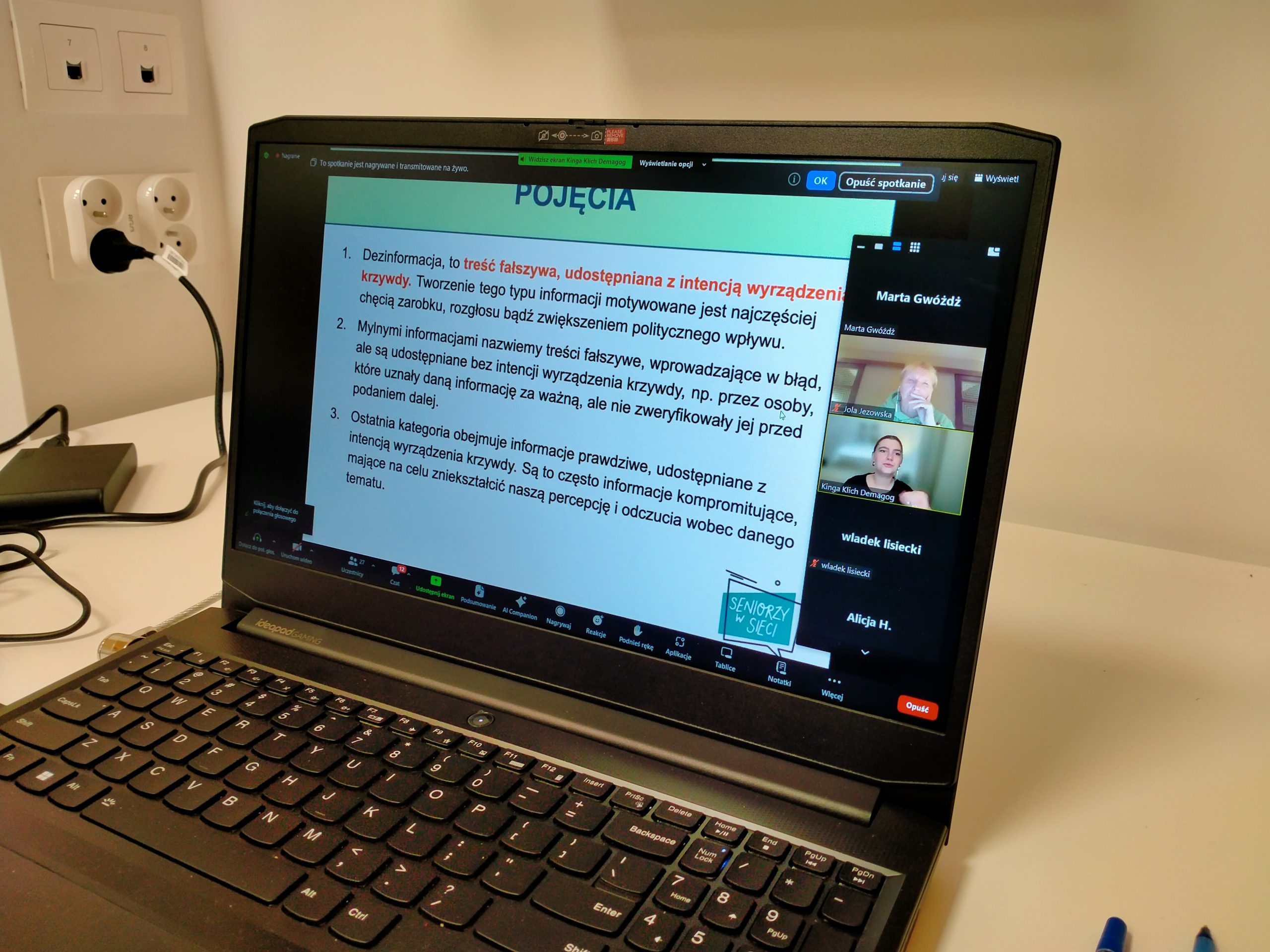 Zdjęcie ekranu laptopu, widok prezentacji wyświetlanej podczas webinaru.